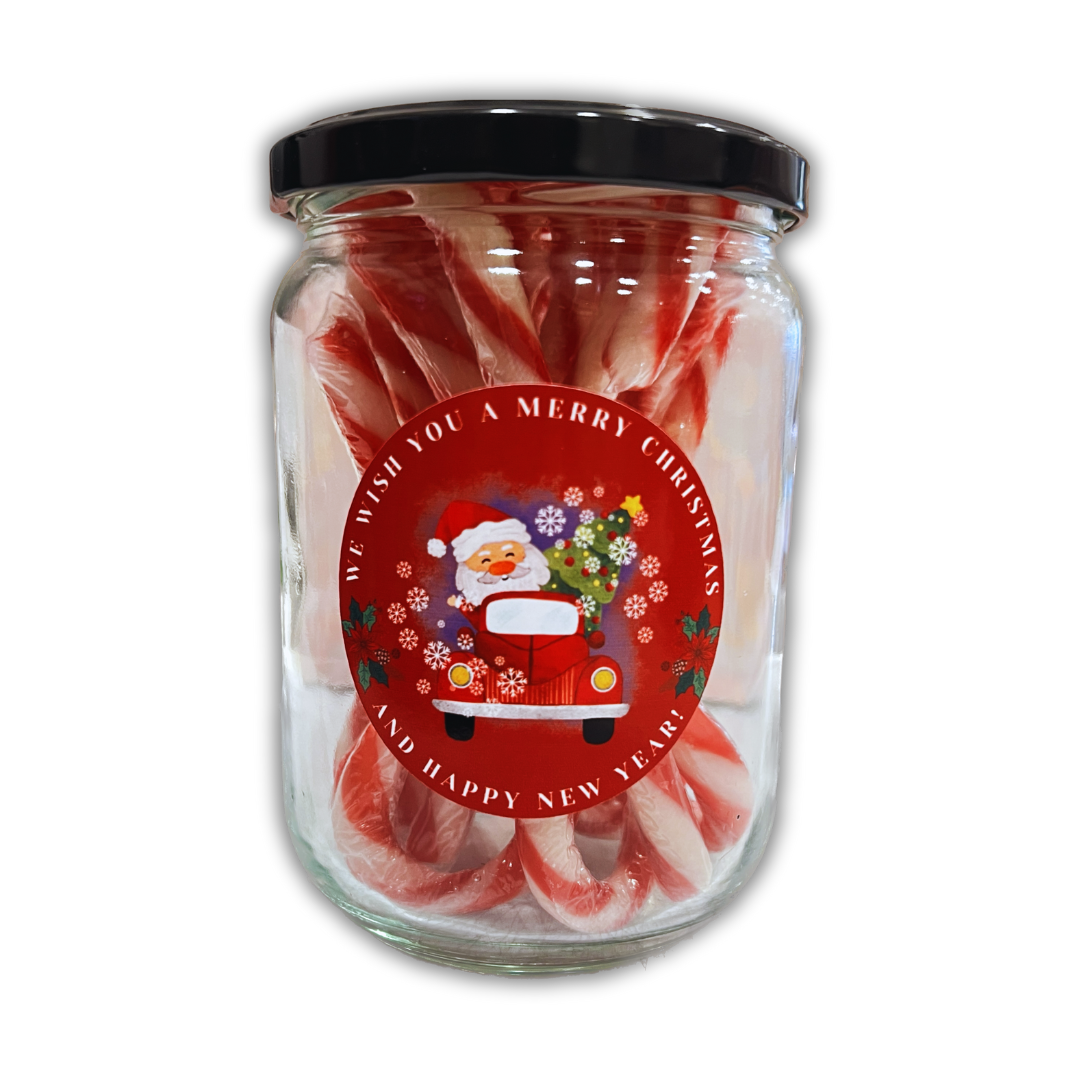 Deze glazen snoeppot met een zwarte deksel heeft ruimte 12 kerststokken/zuurstokken/candy canes! Een leuke en altijd-goed cadeau, iets waar iedereen vrolijk van wordt. En is de pot op? Dan is het makkelijk her te gebruiken als een simpele voorraadpot.