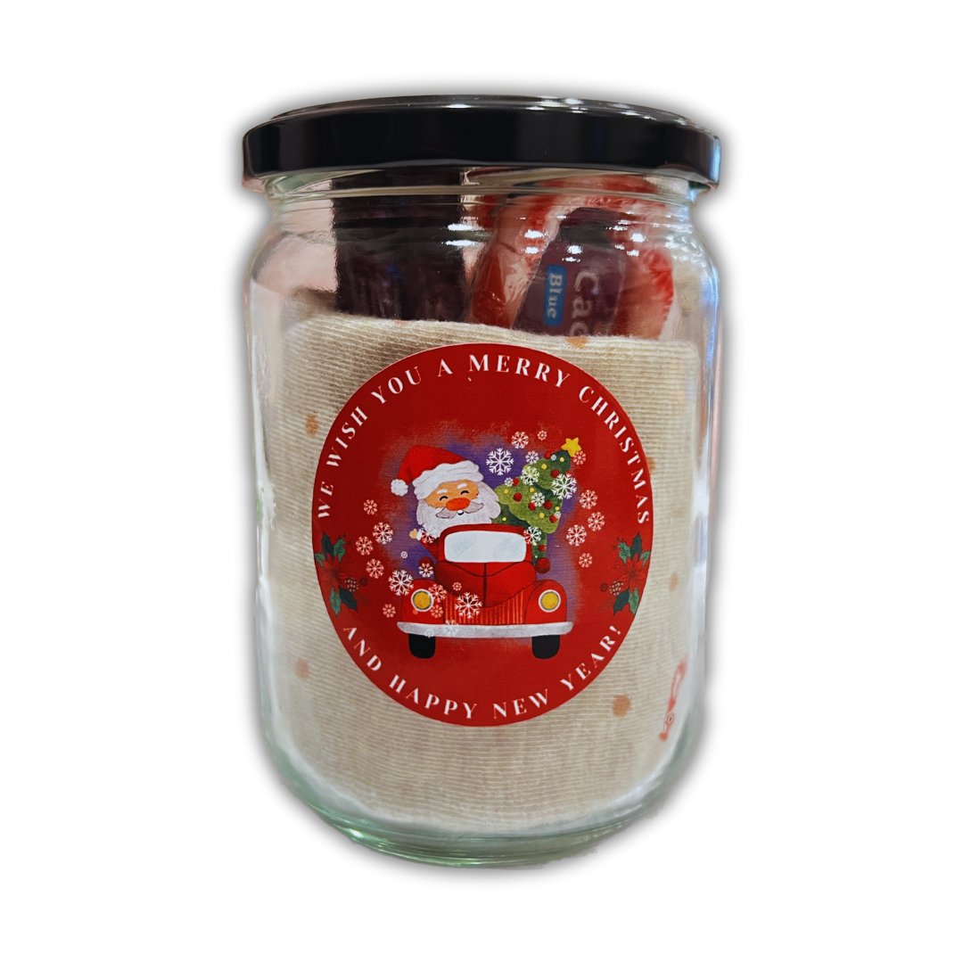 In de pot ontdek je een ontzettend leuk en compact assortiment aan altijd-goed cadeautjes, namelijk: 1 paar kerstsokken, 3 zuurstokken en 2 zakjes met chocomel. Geen idee wat je aan je partners en/of werknemers wilt geven voor de feestdagen dit jaar? Met dit lieve potje maak je iedereen gelukkig. Snoep, chocola en een schattig paar kerstsokken? Wie wilt dat nou niet? En de kers op de taart? De eenvoudige maar feestelijke sticker met "Merry Christmas" die je gelijk in de stemming zet! 🎅🏻