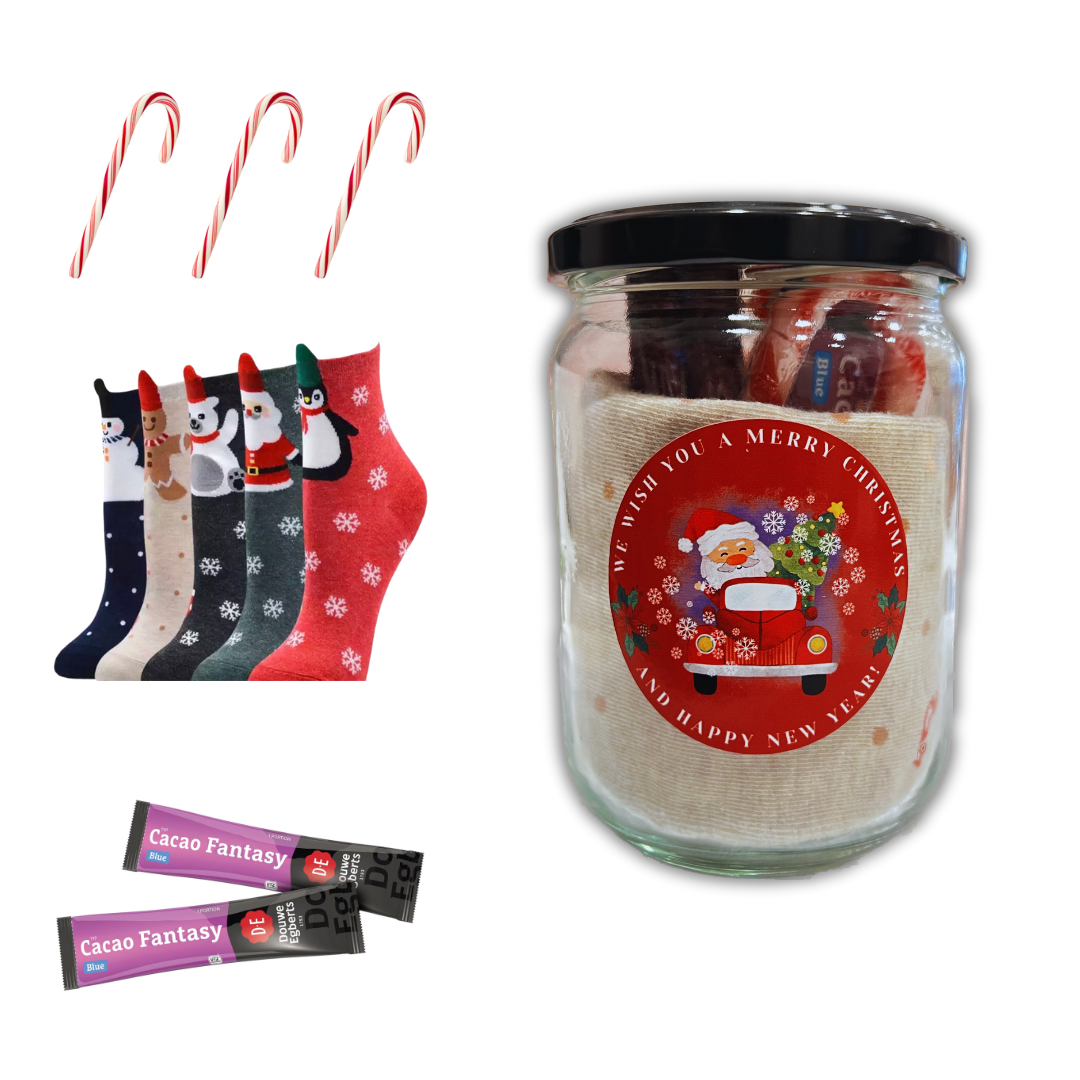 In de pot ontdek je een ontzettend leuk en compact assortiment aan altijd-goed cadeautjes, namelijk: 1 paar kerstsokken, 3 zuurstokken en 2 zakjes met chocomel. Geen idee wat je aan je partners en/of werknemers wilt geven voor de feestdagen dit jaar? Met dit lieve potje maak je iedereen gelukkig. Snoep, chocola en een schattig paar kerstsokken? Wie wilt dat nou niet? En de kers op de taart? De eenvoudige maar feestelijke sticker met "Merry Christmas" die je gelijk in de stemming zet! 🎅🏻