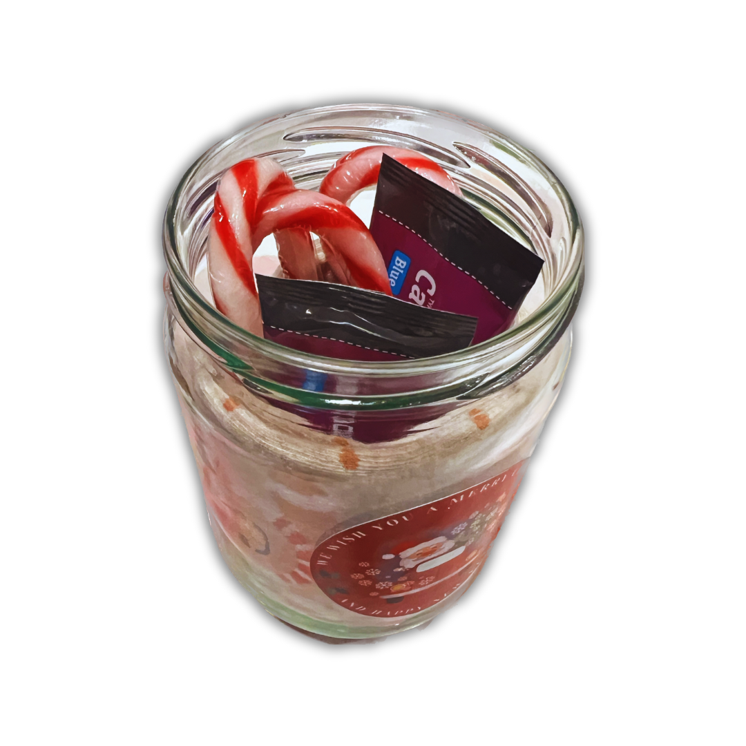 In de pot ontdek je een ontzettend leuk en compact assortiment aan altijd-goed cadeautjes, namelijk: 1 paar kerstsokken, 3 zuurstokken en 2 zakjes met chocomel. Geen idee wat je aan je partners en/of werknemers wilt geven voor de feestdagen dit jaar? Met dit lieve potje maak je iedereen gelukkig. Snoep, chocola en een schattig paar kerstsokken? Wie wilt dat nou niet? En de kers op de taart? De eenvoudige maar feestelijke sticker met "Merry Christmas" die je gelijk in de stemming zet! 🎅🏻