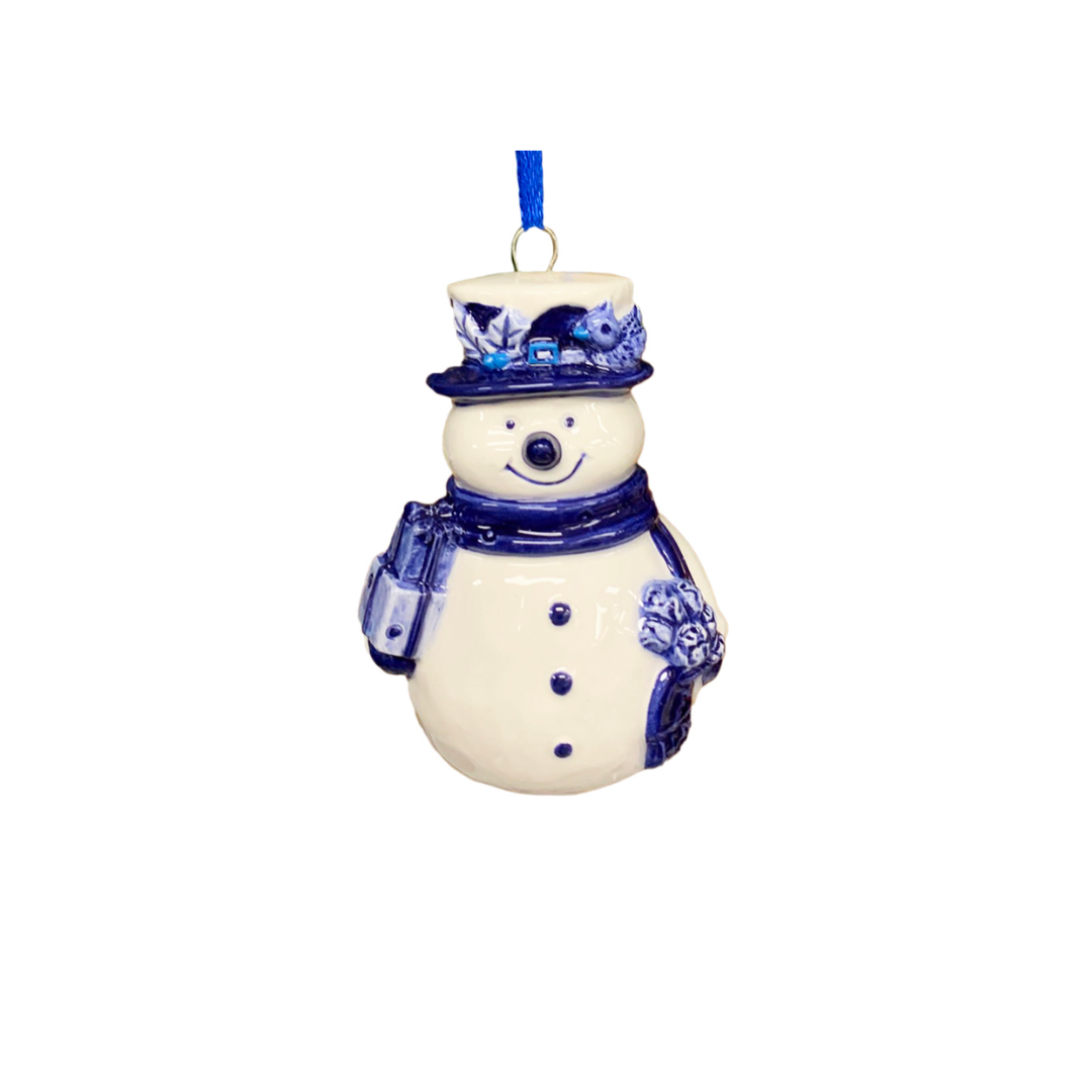 "Ontdek ons prachtige Delfts Blauwe Kerstboomornament van echt keramiek, zorgvuldig met de hand beschilderd met traditionele Nederlandse motieven. Geef uw kerstdecoratie een boost met dit authentieke Delftsblauwe kerstornament, perfect voor verzamelaars en iedereen die op zoek is naar een vleugje elegantie. Koop nu een unieke aanvulling op uw boom en geniet van de schoonheid van fijn vakmanschap en tijdloos Nederlands erfgoed. Beperkte voorraad beschikbaar, bestel de jouwe vandaag nog!"