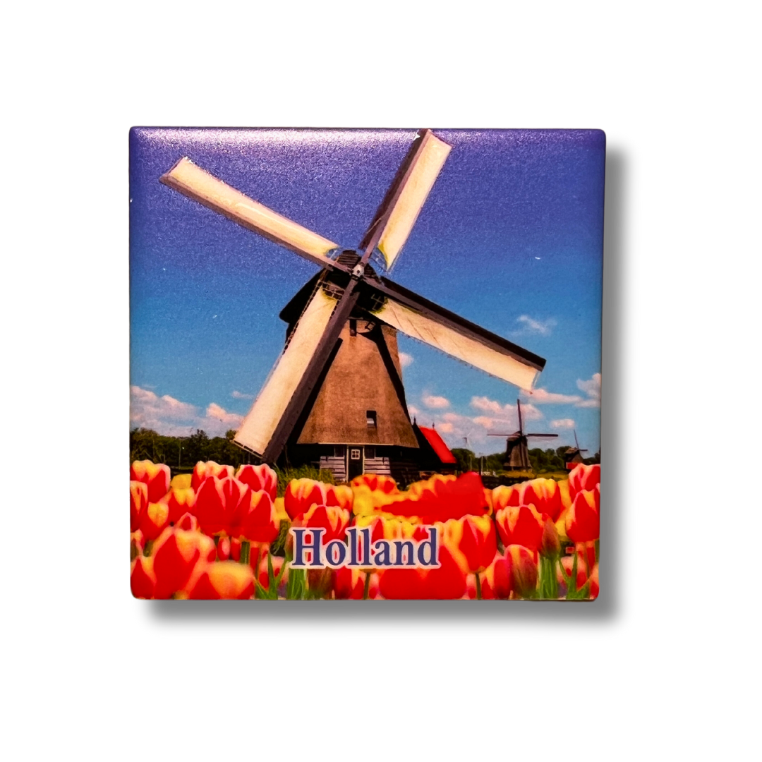 Deze magneten zijn perfect als cadeau of als aandenken aan een leuk bezoek aan Amsterdam. De set van 4 bestaat uit verschillende klassieke Hollandse bezienswaardigheden, zoals een boeren stel, klompen, Hollandse molen en tulpen. 💐 Elk magneet is stevig waardoor ze stevig aan de koelkast of andere metalen oppervlakken kunnen worden bevestigd.