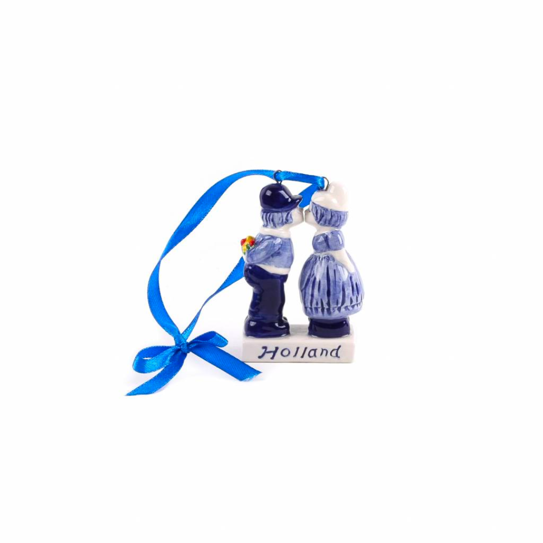 Kerstmis komt eraan, wie heeft er zin in? We weten dat we enthousiast zijn! 🤶🏻🎄 Haal de kerstsfeer in huis met onze keramische Delfts Blauwe kerstboomversieringen. Een unieke en bijzondere toevoeging aan uw kerstballencollectie die tijdloos is en altijd zal opvallen!