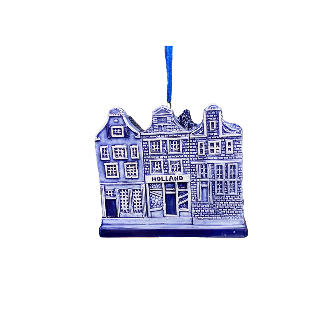 "Ontdek ons prachtige Delfts Blauwe Kerstboomornament van echt keramiek, zorgvuldig met de hand beschilderd met traditionele Nederlandse motieven. Geef uw kerstdecoratie een boost met dit authentieke Delftsblauwe kerstornament, perfect voor verzamelaars en iedereen die op zoek is naar een vleugje elegantie. Koop nu een unieke aanvulling op uw boom en geniet van de schoonheid van fijn vakmanschap en tijdloos Nederlands erfgoed. Beperkte voorraad beschikbaar, bestel de jouwe vandaag nog!"
