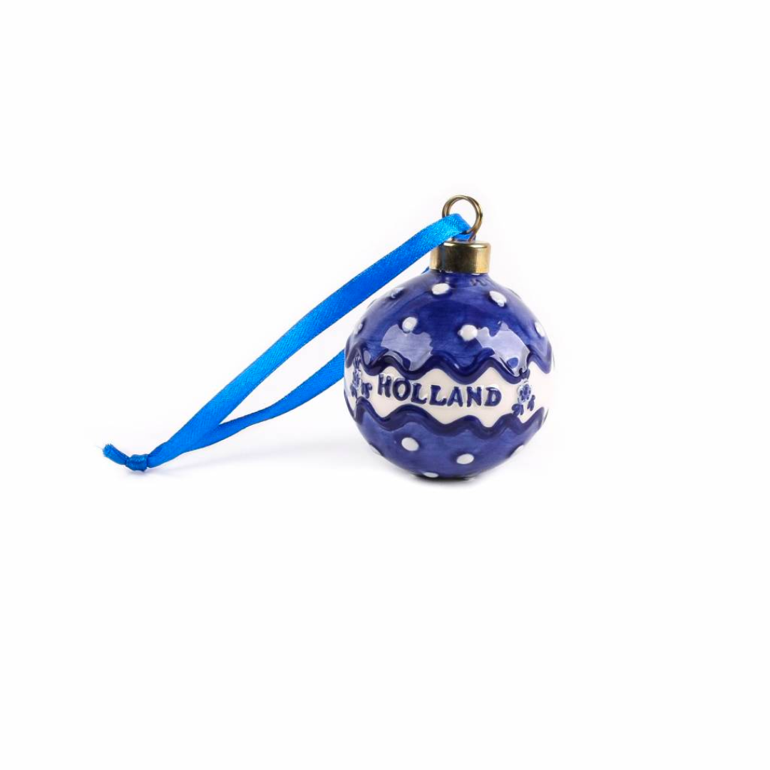 "Ontdek ons prachtige Delfts Blauwe Kerstboomornament van echt keramiek, zorgvuldig met de hand beschilderd met traditionele Nederlandse motieven. Geef uw kerstdecoratie een boost met dit authentieke Delftsblauwe kerstornament, perfect voor verzamelaars en iedereen die op zoek is naar een vleugje elegantie. Koop nu een unieke aanvulling op uw boom en geniet van de schoonheid van fijn vakmanschap en tijdloos Nederlands erfgoed. Beperkte voorraad beschikbaar, bestel de jouwe vandaag nog!"