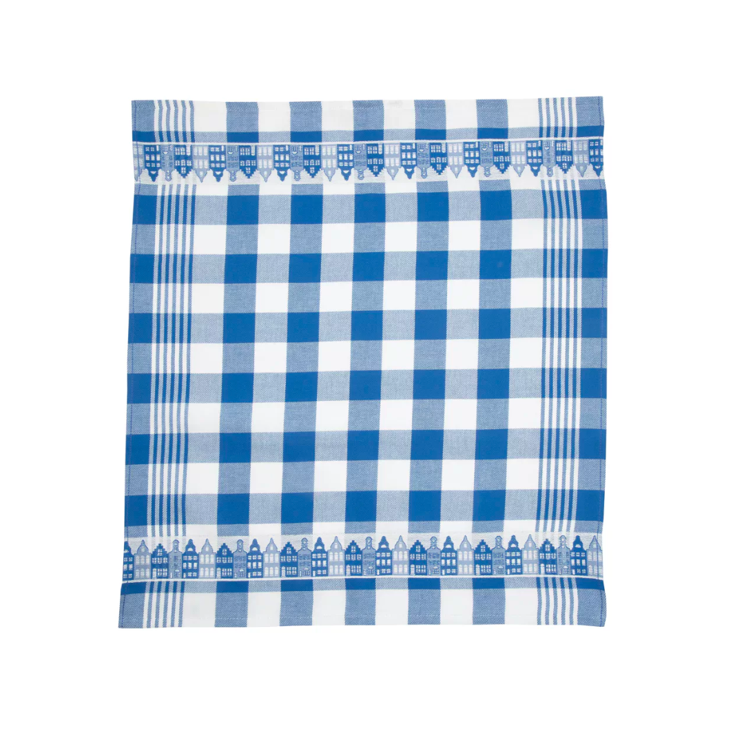 Personaliseer je keuken met deze elegante theedoek en laat de charme van Nederlandse grachtenpanden uw huis sieren. 🌷 Omarm de charme van Amsterdam elke keer dat je naar dit voortreffelijke stuk kijkt en vier de unieke mix van geschiedenis en kunst die Delfts Blauw definieert.