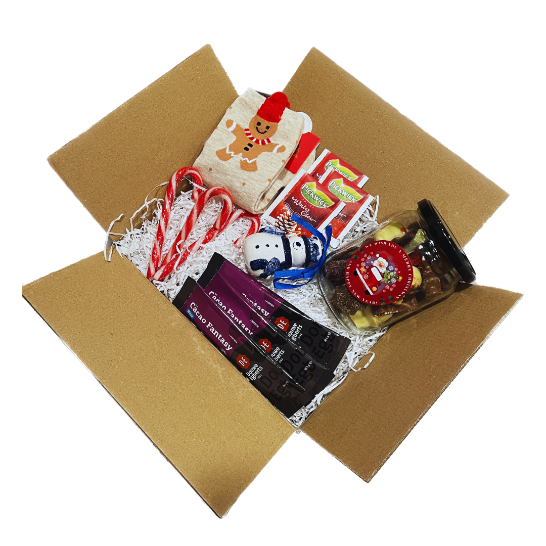 kerstpakket brievenbusdoos brievenbuscadeau brievenbus cadeau kado kerstsokken kerstman kerstkaarten kerstkaart kerstboom sneeuwpop rendier dansen verlichting chocolademelk zakje theezakje winter thee lipton luxe bonbons chocolade chocola chocolaatjes kerst 2023 feestdagen kerstperiode feestperiode zakelijk cadeau personeelscadeau partner goedkoop