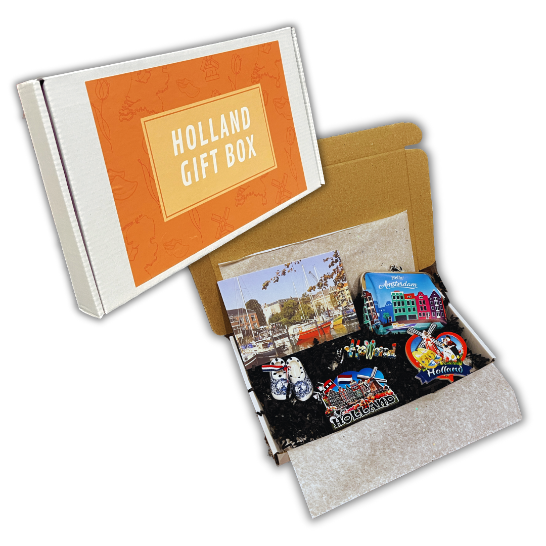 Op zoek naar een goed cadeau idee voor de Holland liefhebber? Deze giftbox is perfect! Dit is een cadeau voor elke gelegenheid! Verjaardag, Kerst, Sinterklaas of gewoon leuk om te geven. In deze box vind je magneten, een sleutelhanger, ansichtkaartje, klompjes en klein portemonneetje!