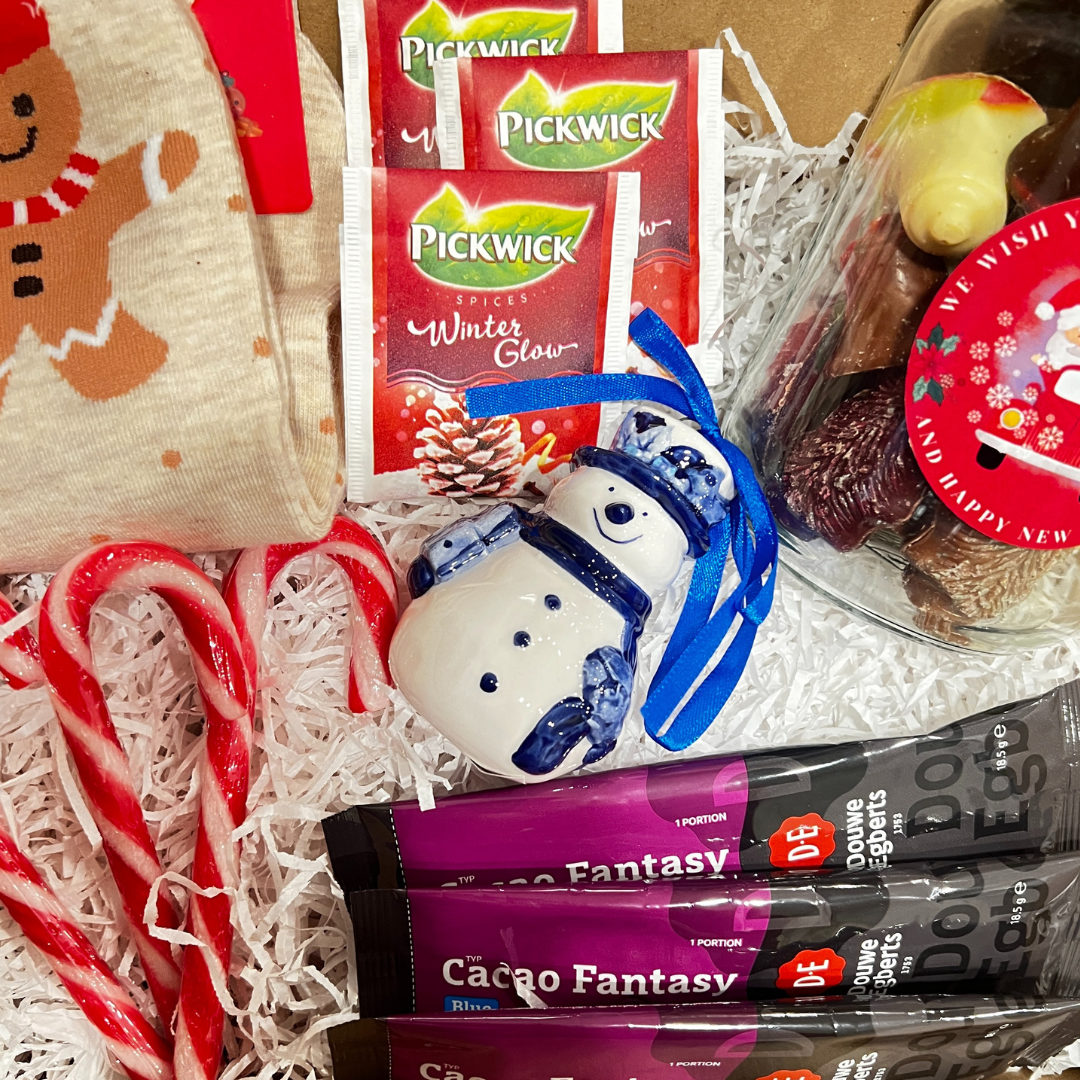 kerstpakket brievenbusdoos brievenbuscadeau brievenbus cadeau kado kerstsokken kerstman kerstkaarten kerstkaart kerstboom sneeuwpop rendier dansen verlichting chocolademelk zakje theezakje winter thee lipton luxe bonbons chocolade chocola chocolaatjes kerst 2023 feestdagen kerstperiode feestperiode zakelijk cadeau personeelscadeau partner goedkoop