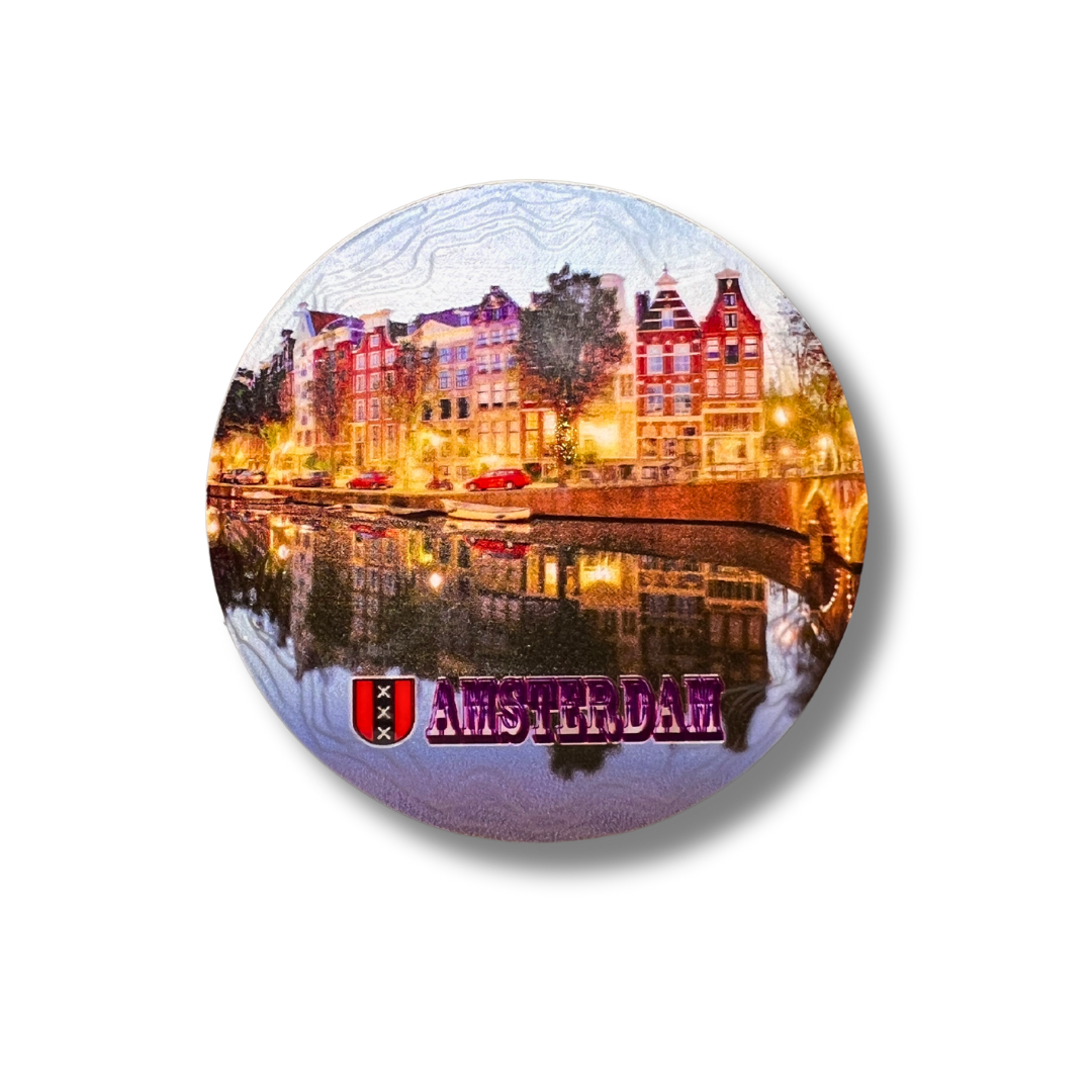 holland magneten magneet koelkastmagneet amsterdam delfts blauw molen tulp koe typisch hollands souvenir holland souvenir nederland amsterdam rotterdam kussend paar delftsblauw kado cadeau idee kado voor toerist klompen oranje klomp Als je op zoek bent naar een origineel cadeau of souvenir, koop dan een magneet met het beeld van Amsterdam! Dit unieke cadeau is perfect voor iedereen die van Amsterdam houdt. De magneet is gemaakt van stevig materiaal en zal niet snel breken of krassen.