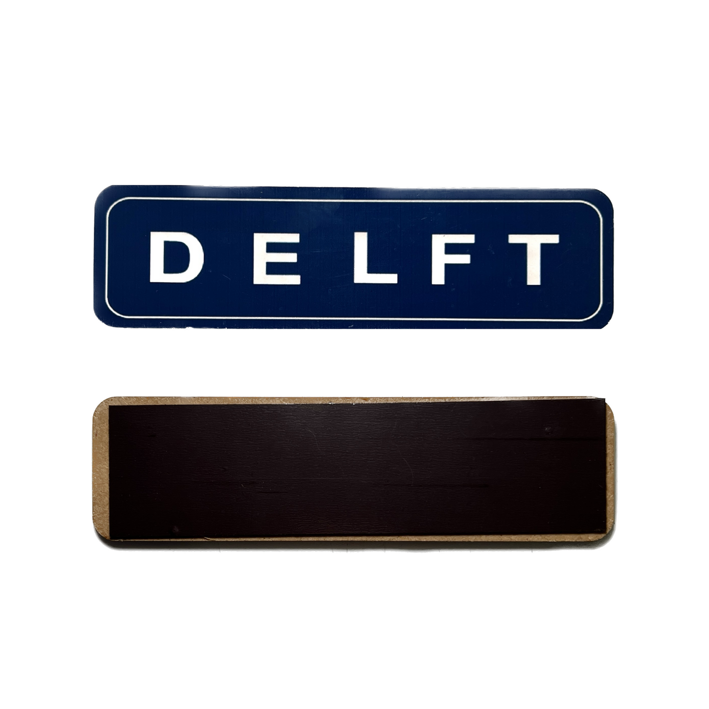 Deze magneet is gemaakt van stevig materiaal en zal dus goed blijven hangen aan je koelkast. Bovendien is hij ook nog eens heel makkelijk af te nemen en schoon te maken. Kortom: een must-have voor elke Delft-lover!