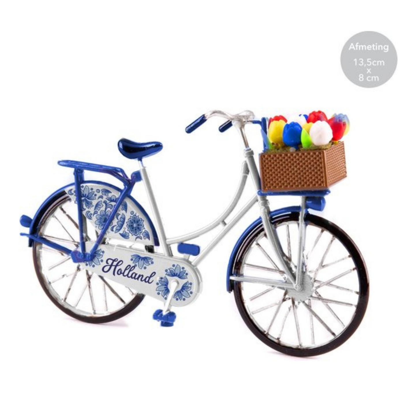 miniatuur fiets delfts blauw holland nederland souvenir toerist toerisme tulpen mandje Als je op zoek bent naar een uniek en origineel cadeau, kijk dan eens naar onze miniatuurfietsen. Deze kleine oma-fietsen zijn perfect als souvenir of cadeau voor iemand die van fietsen houdt. Ze zijn gemaakt van stevig metaal en hebben een mooie, glanzende finish. Elke fiets is uniek en heeft een schattige tulpenmand. Afmetingen: L 12,5 cm x H 8 cm
