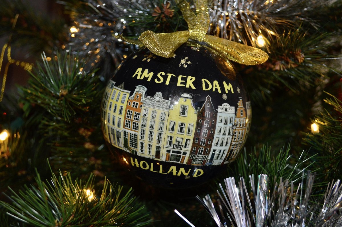 Trek je kerstboom uit de kast en versier je kerstboom met alleen de mooiste kerstballen. Deze zwarte bal past perfect in combinatie met andere kleuren. Een erg mooie bal met "Amsterdam Holland" erop geprint. Rondom de hele kerstbal zijn de iconische Amsterdamse grachten te vinden. En als kers op de taart staat "Merry Christmas" ook op de bal geschreven.