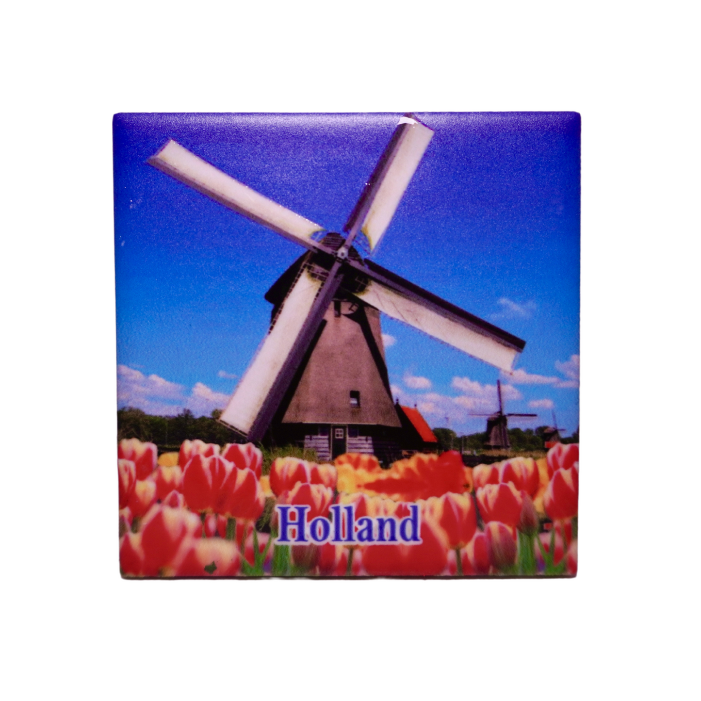 De koelkastmagneet is een uniek en leuk Holland souvenir. Deze magneet is een must-have voor iedereen die trots is op Nederland! Het is ook voorzien van een sterke magnetische achterkant, waardoor het zeker vast zal blijven zitten aan elke koelkast.