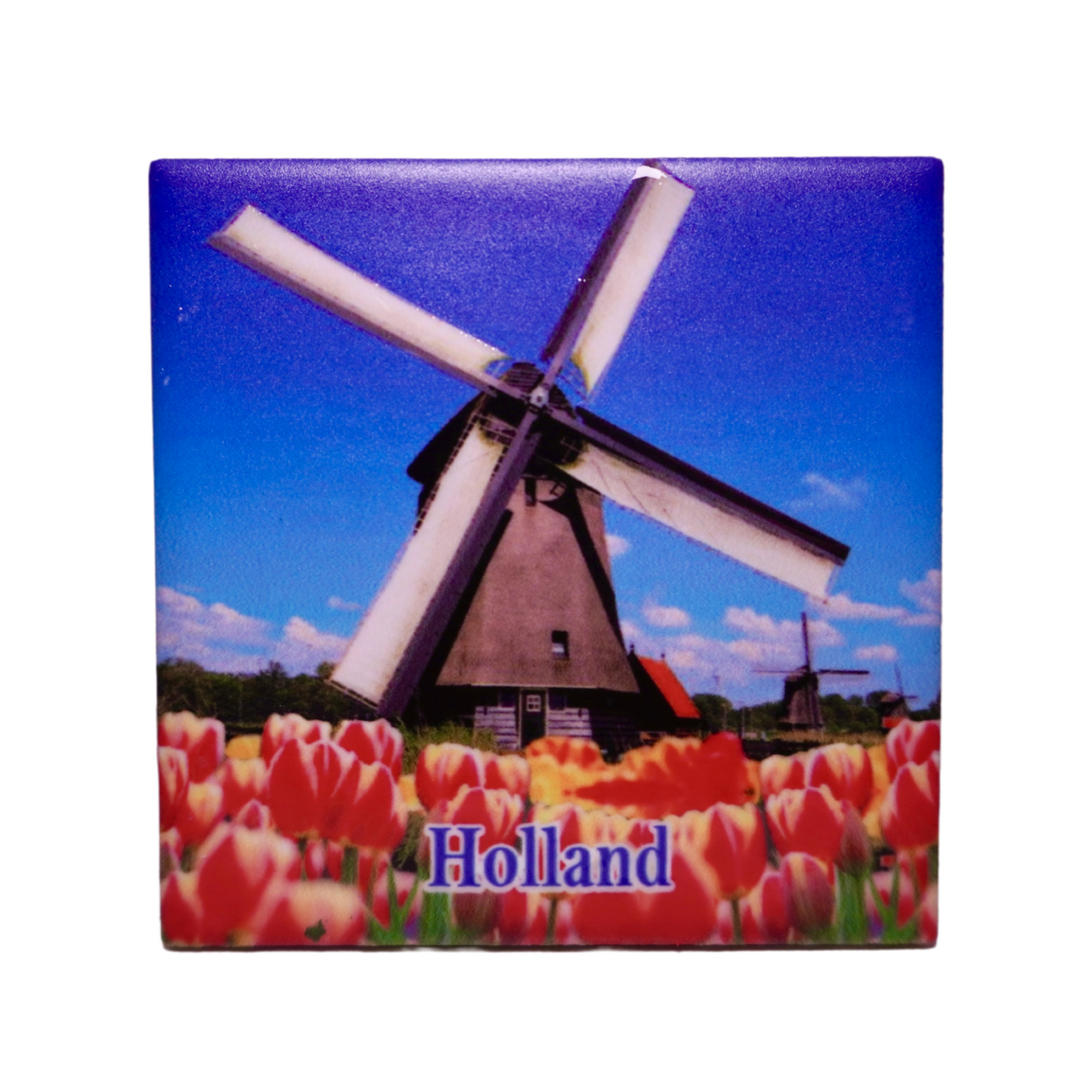 Deze set van 4 verschillende magneten is een perfecte aandenken of cadeau voor iemand die van Holland houdt! De magneten zijn afbeeldingen van de bekende gele houten klompen, een prachtig Hollands landschap met molen en tulpen, een Delfts Blauwe molen en iconisch kussend paar. De magneten zijn stevig en hebben een sterke aantrekkingskracht, dus ze zullen goed blijven hangen aan elke koelkast of andere metalen oppervlak.