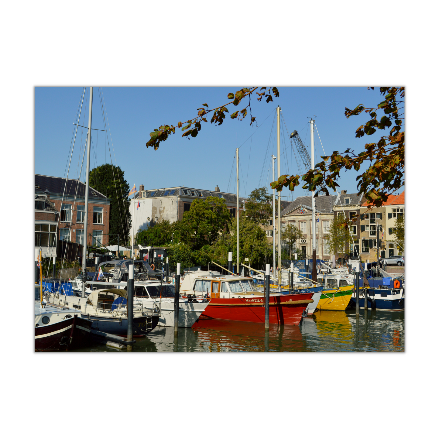 dordrecht haven ansichtkaart holland the netherlands boats boten haven Wat maakt Dordrecht zo bijzonder? De historische binnenstad, de boten, de haven of misschien wel allemaal tegelijk? Wanneer je op zoek bent naar een origineel cadeau of gewoon een leuk souvenir, is een ansichtkaart van Dordrecht een perfecte keuze. Goedkoop en toch uniek!