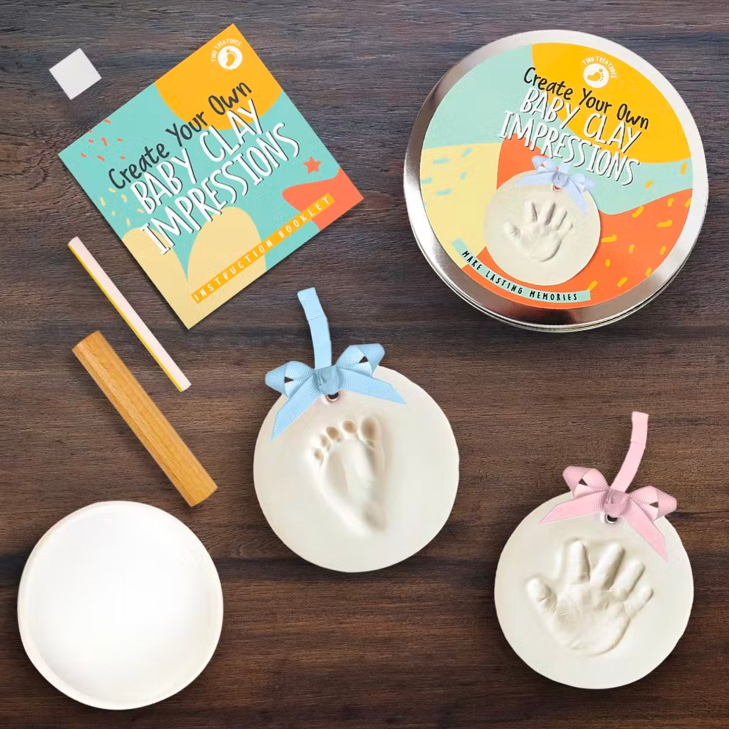 Leg die speciale mijlpalen van de groei van je baby vast met een DIY Baby Clay Footprint/Handprint Kit! Deze set is perfect voor babyborrels, geboortecadeaus en moederdagcadeaus. Met onze gebruiksvriendelijke kleipers is het gemakkelijk om die dierbare herinneringen aan de voet- of handafdrukken van uw baby vast te leggen.