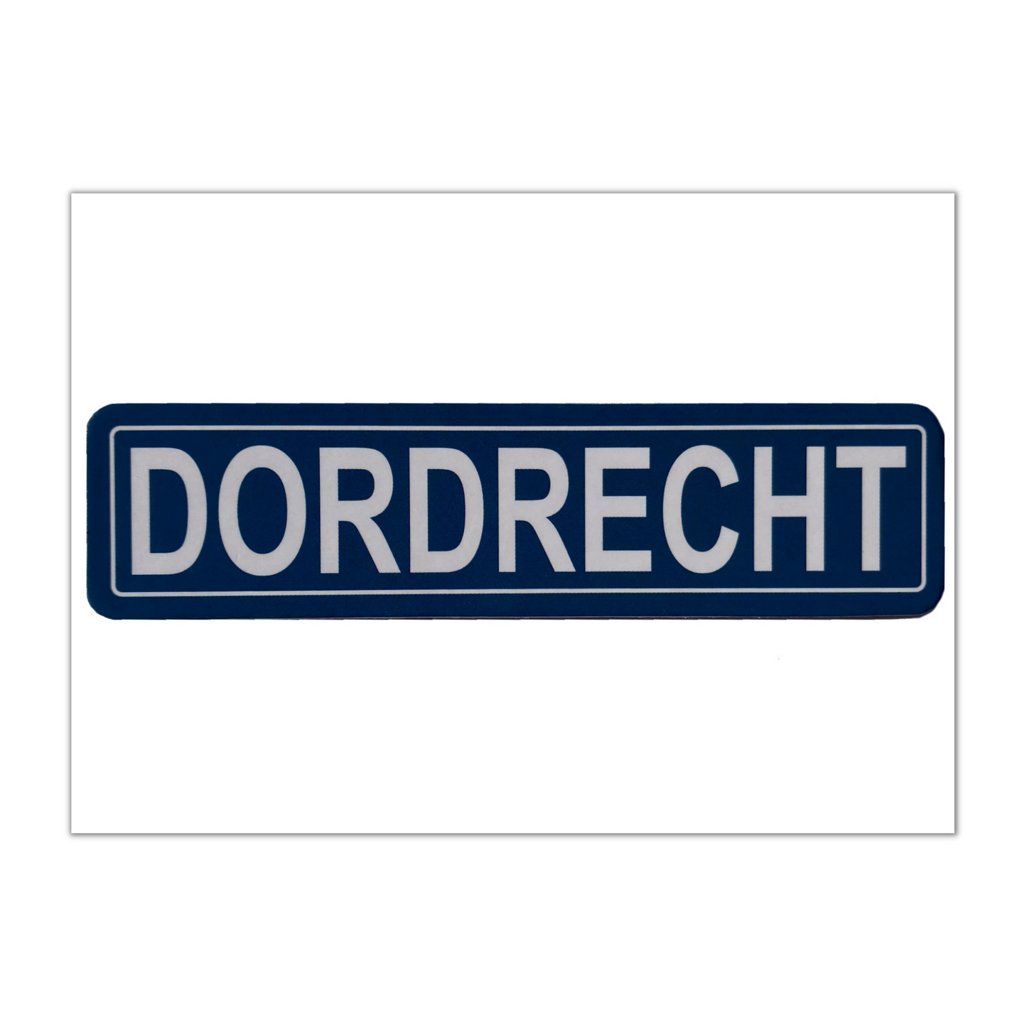 Dordrecht is een historische binnenstad in Nederland, gelegen aan de rivier de Maas. De stad kent een rijke geschiedenis en heeft vele bezienswaardigheden, zoals het Dordrechts Museum, het Groothoofdspoort en het Hof van Nederland. Dordrecht is ook bekend om de haven waar vele toeristen elk jaar naartoe komen. Als je op zoek bent naar een uniek cadeau of souvenir uit Dordrecht, dan is deze ansichtkaart een perfecte keuze. De kaart is goedkoop en eenvoudig te bestellen.