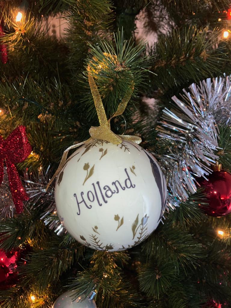 grotre witte kerstbal met holland print tulpen hollandse bloemen goud wit donkerblauw kerstkleur kerst kerstmis versieringen seizoensversiering december cadeau idee kado creatief kerstballen