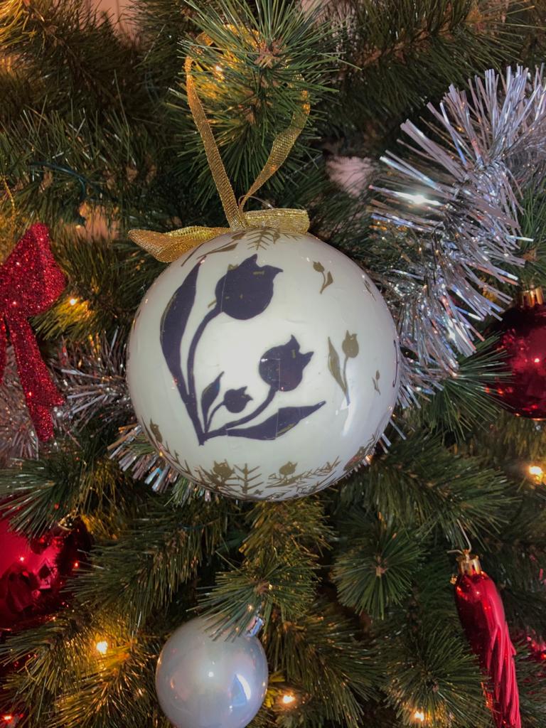 grotre witte kerstbal met holland print tulpen hollandse bloemen goud wit donkerblauw kerstkleur kerst kerstmis versieringen seizoensversiering december cadeau idee kado creatief kerstballen
