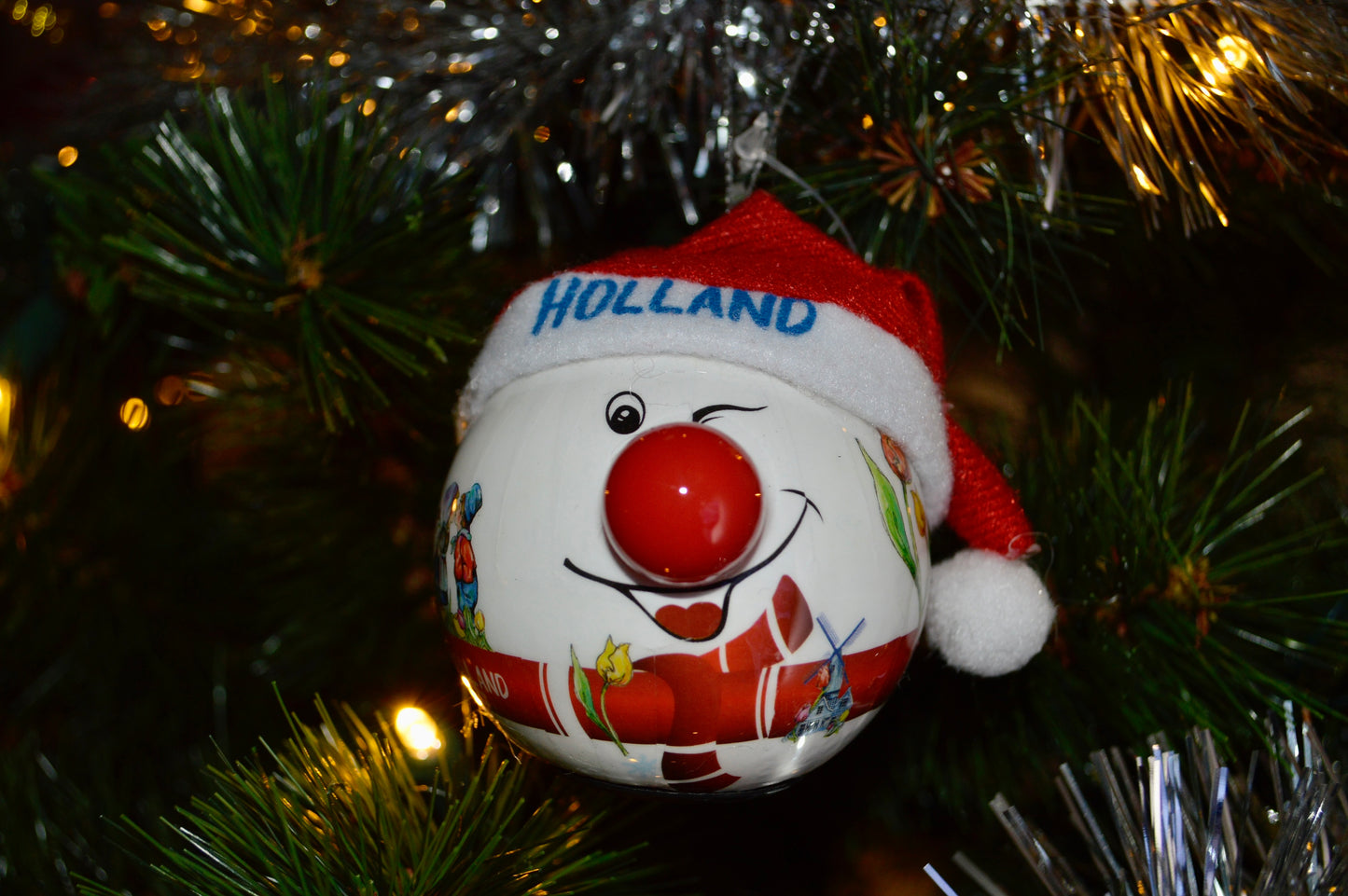 hollandse kerstballen met rode kerstmuts lichtgevend rood lampje als neus knipoog molen tulpen hollands kussend paar schattig kerst ornament kerstversiering kerstmis cadeau idee
