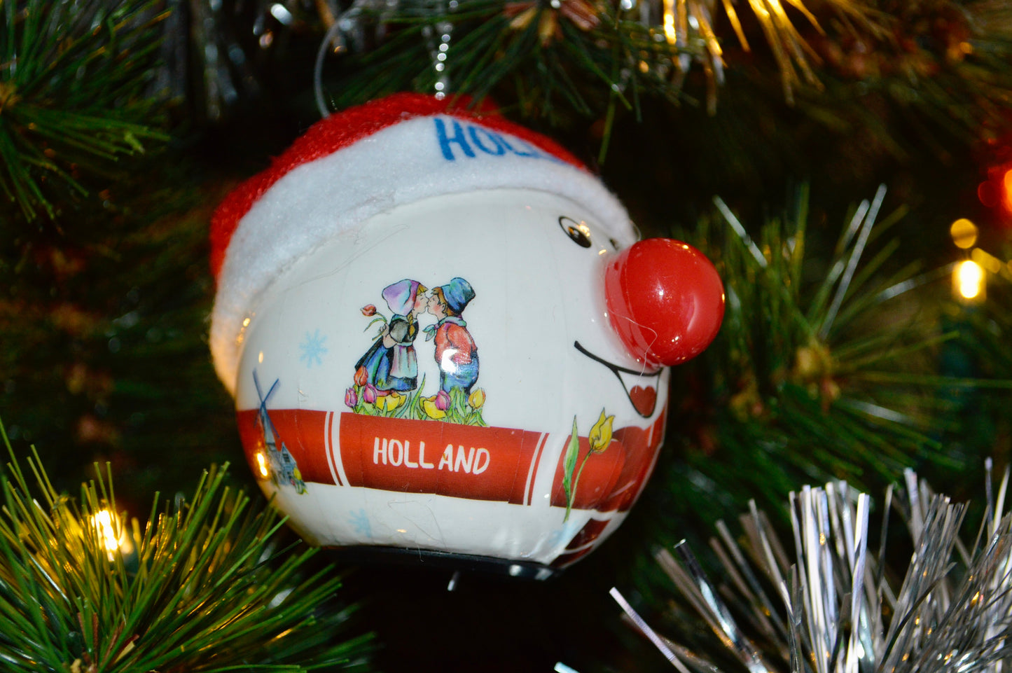 hollandse kerstballen met rode kerstmuts lichtgevend rood lampje als neus knipoog molen tulpen hollands kussend paar schattig kerst ornament kerstversiering kerstmis cadeau idee
