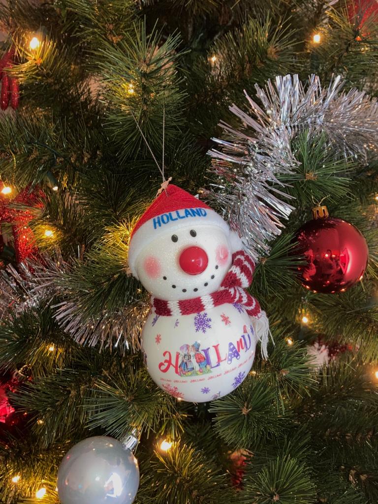 sneeuwpop met rode neus rood sjaal schattig holland kussend paar lief kerst ornament kerstbal lichtgevende neus lampje holland nederland souvenirs