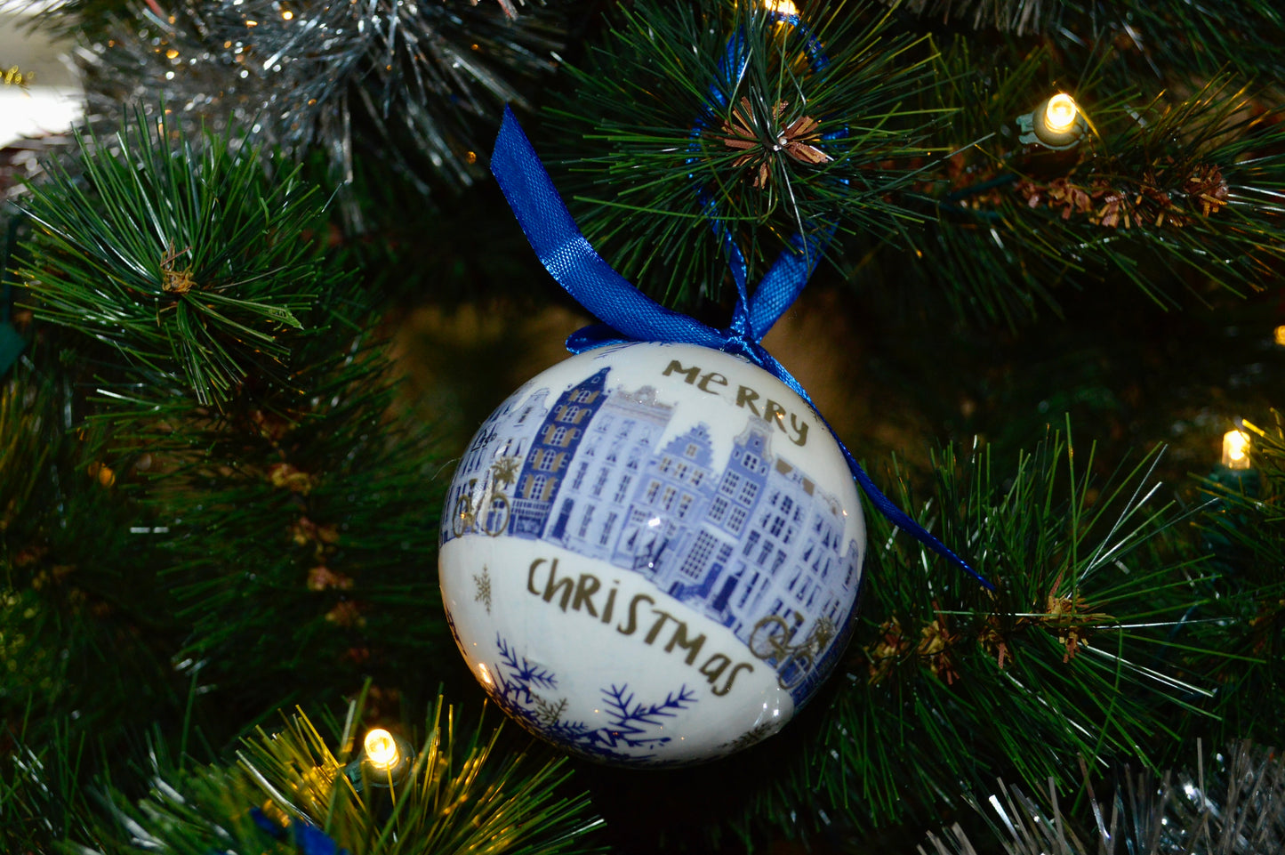 hollandse kerstballen kerstversiering kerstmis kerst kerst ornament kerstboom kerstbal blauw wit goud amsterdamse grachten amsterdam gevels huisjes iconisch typisch hollands holland kerstcadeau versiering seizoensversiering giftbox cadeaupakket kado idee merry christmas