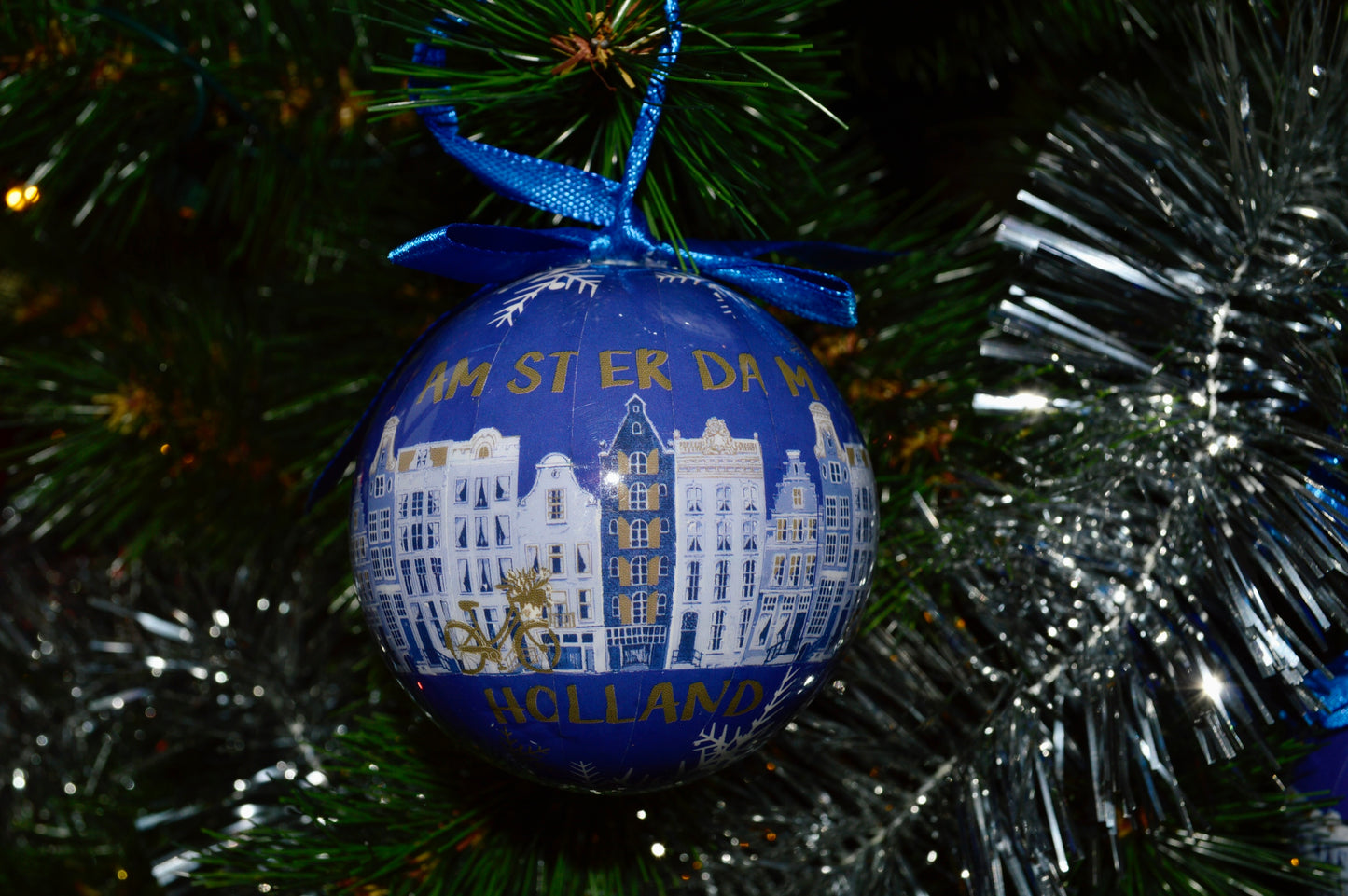 hollandse kerstballen kerstversiering kerstmis kerst kerst ornament kerstboom kerstbal blauw wit goud amsterdamse grachten amsterdam gevels huisjes iconisch typisch hollands holland kerstcadeau versiering seizoensversiering giftbox cadeaupakket kado idee merry christmas