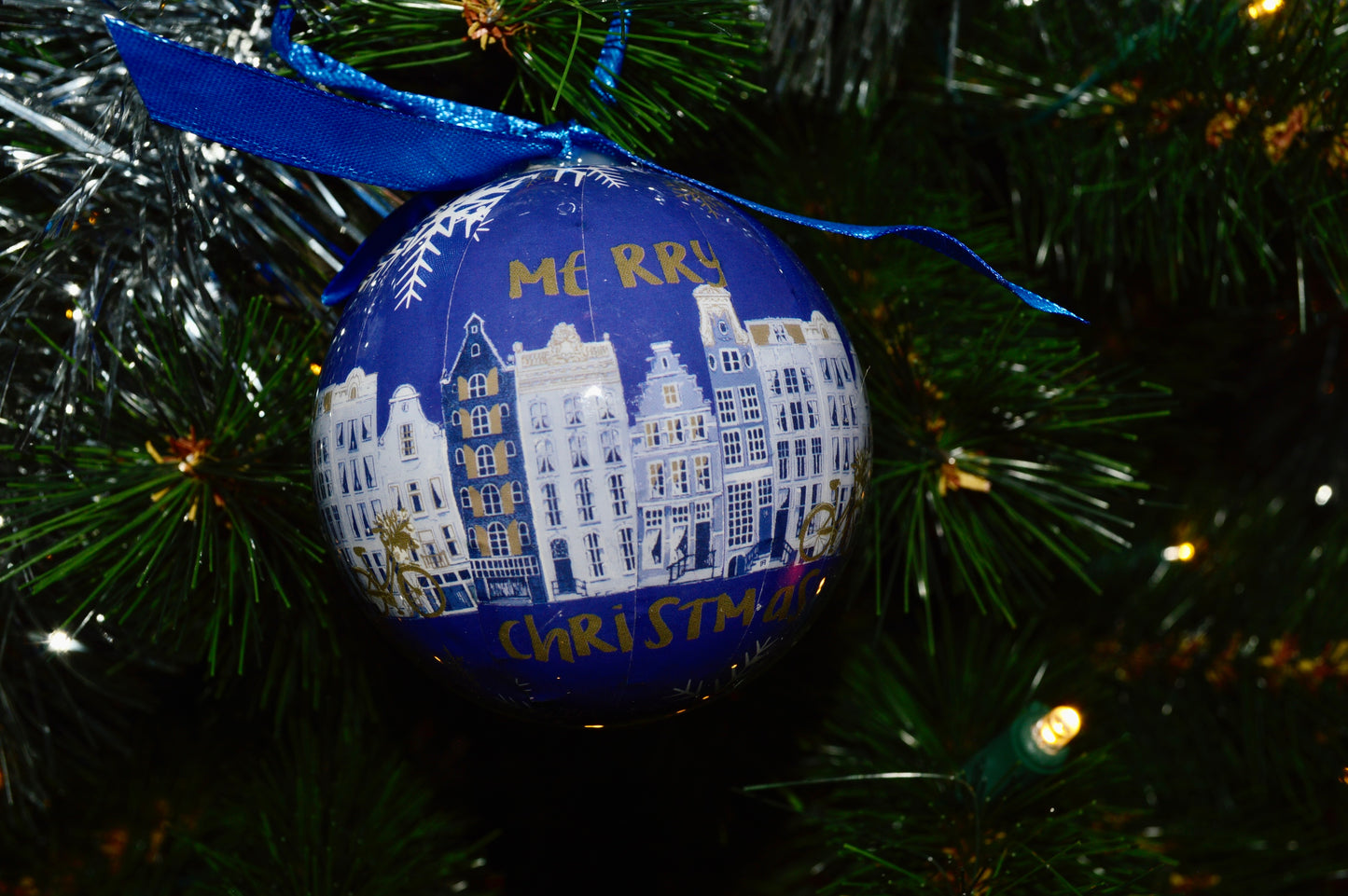hollandse kerstballen kerstversiering kerstmis kerst kerst ornament kerstboom kerstbal blauw wit goud amsterdamse grachten amsterdam gevels huisjes iconisch typisch hollands holland kerstcadeau versiering seizoensversiering giftbox cadeaupakket kado idee merry christmas