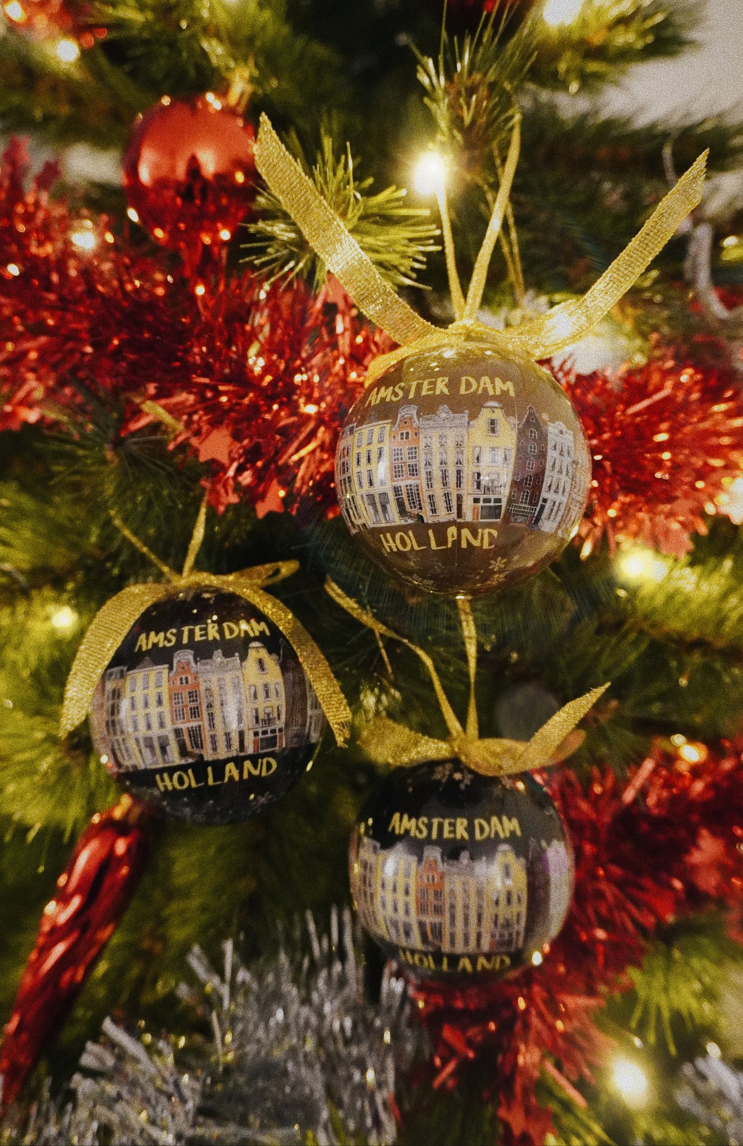 Trek je kerstboom uit de kast en versier je kerstboom met alleen de mooiste kerstballen. Deze zwarte bal past perfect in combinatie met andere kleuren. Een erg mooie bal met "Amsterdam Holland" erop geprint. Rondom de hele kerstbal zijn de iconische Amsterdamse grachten te vinden. En als kers op de taart staat "Merry Christmas" ook op de bal geschreven.