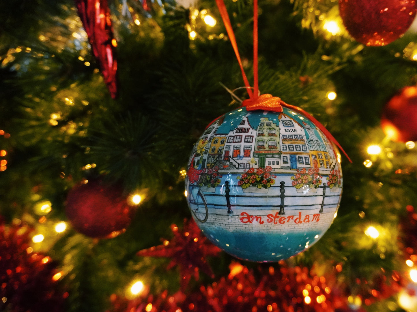 holland gift box fiets rood cadeau idee leuk kado meisje op de fiets op de amsterdamse grachten in nederland hoofdstad kerst ornament kerstbal grote kerstbal kerstmis 3 stuks cadeauverpakking voordeelverpakking kerstmis kerstboom seizoensversiering