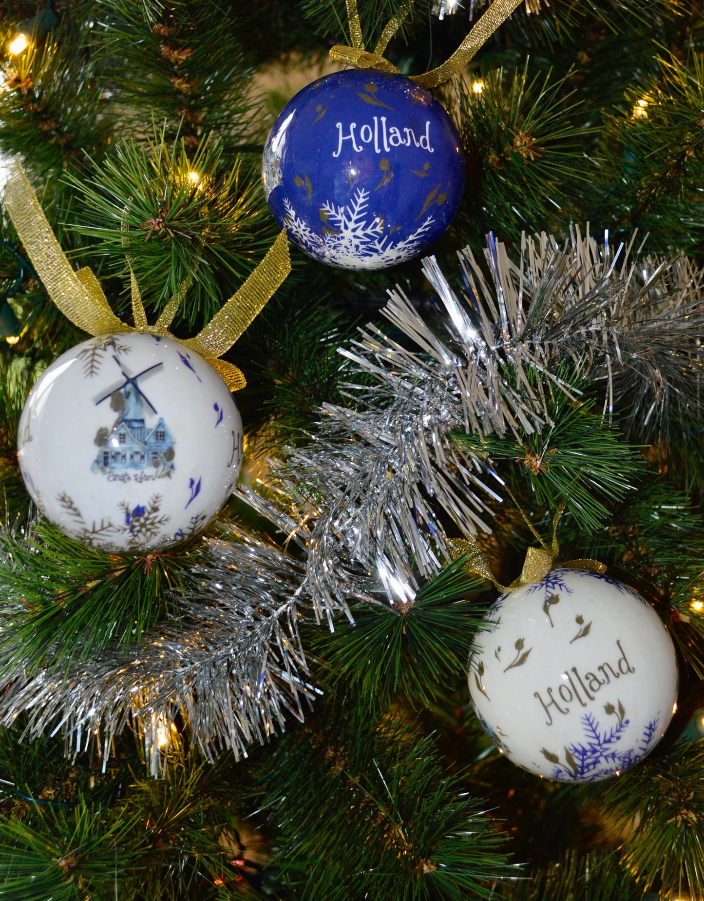 holland kerstballen blauw goud wit kerst ornamenten kerstmis tulpen molen toerist amsterdam nederlands hollandse kerstballen kerstversiering kerstmis kerst kerst ornament kerstboom kerstbal blauw wit goud amsterdamse grachten amsterdam gevels huisjes iconisch typisch hollands holland kerstcadeau versiering seizoensversiering giftbox cadeaupakket kado idee merry christmas