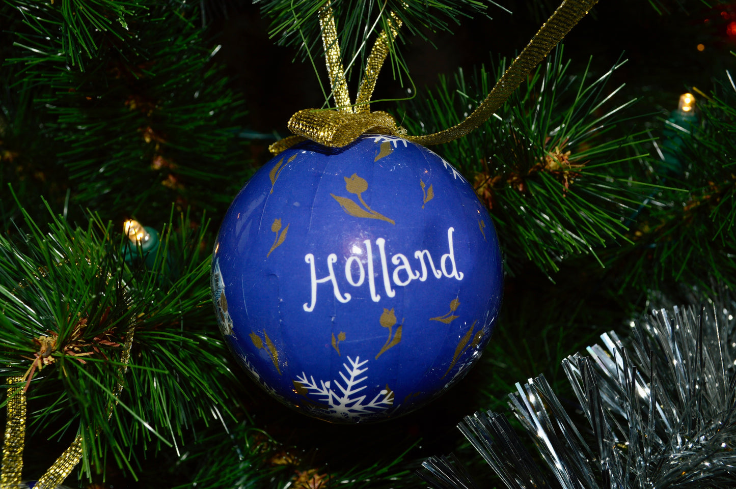 holland kerstballen blauw goud wit kerst ornamenten kerstmis tulpen molen toerist amsterdam nederlands hollandse kerstballen kerstversiering kerstmis kerst kerst ornament kerstboom kerstbal blauw wit goud amsterdamse grachten amsterdam gevels huisjes iconisch typisch hollands holland kerstcadeau versiering seizoensversiering giftbox cadeaupakket kado idee merry christmas