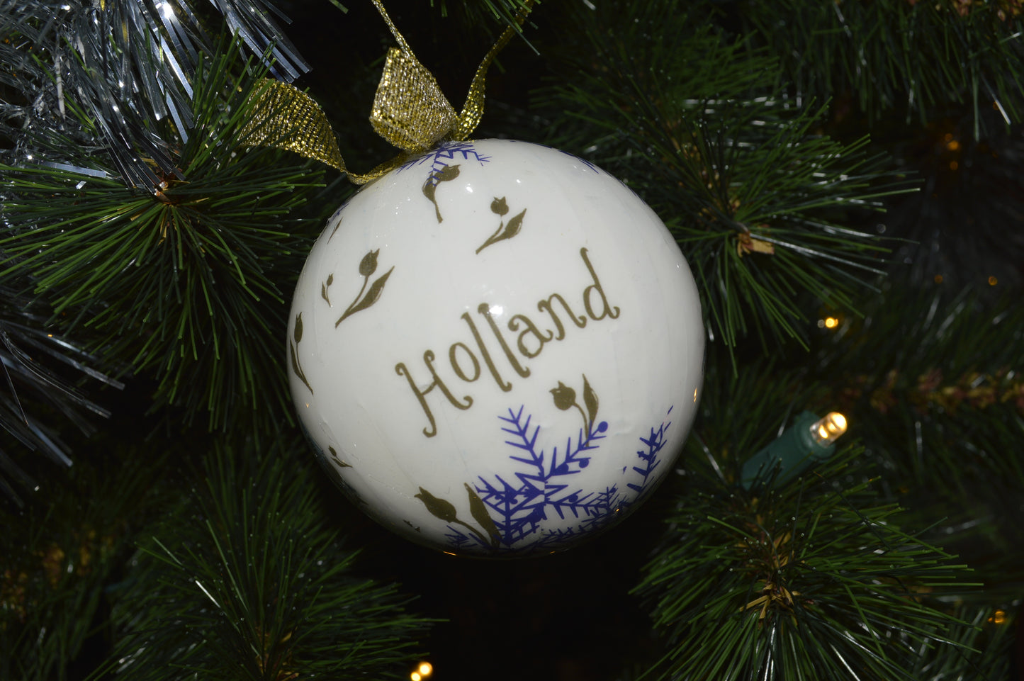 holland kerstballen blauw goud wit kerst ornamenten kerstmis tulpen molen toerist amsterdam nederlands hollandse kerstballen kerstversiering kerstmis kerst kerst ornament kerstboom kerstbal blauw wit goud amsterdamse grachten amsterdam gevels huisjes iconisch typisch hollands holland kerstcadeau versiering seizoensversiering giftbox cadeaupakket kado idee merry christmas
