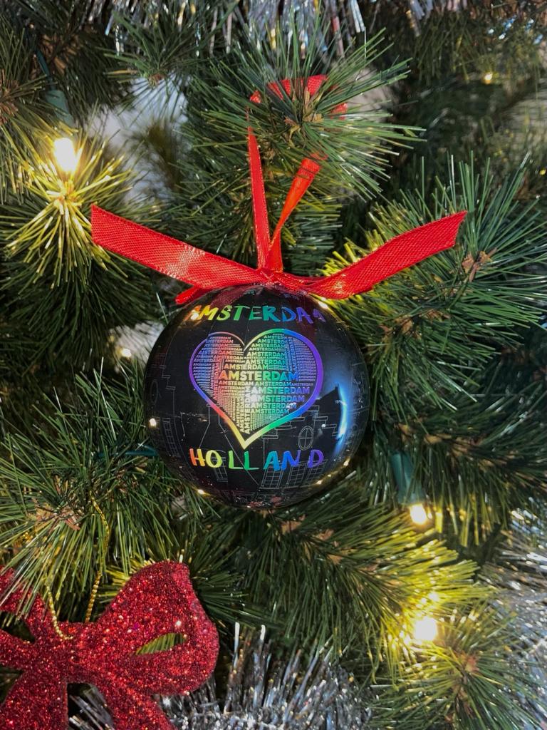 Trek je kerstboom uit de kast en versier je kerstboom met alleen de mooiste kerstballen. Deze zwarte bal past perfect in combinatie met andere kleuren. Een erg mooie bal met "Amsterdam Holland" erop geprint. Rondom de hele kerstbal zijn de iconische Amsterdamse grachten te vinden. En als kers op de taart staat "Merry Christmas" ook op de bal geschreven.