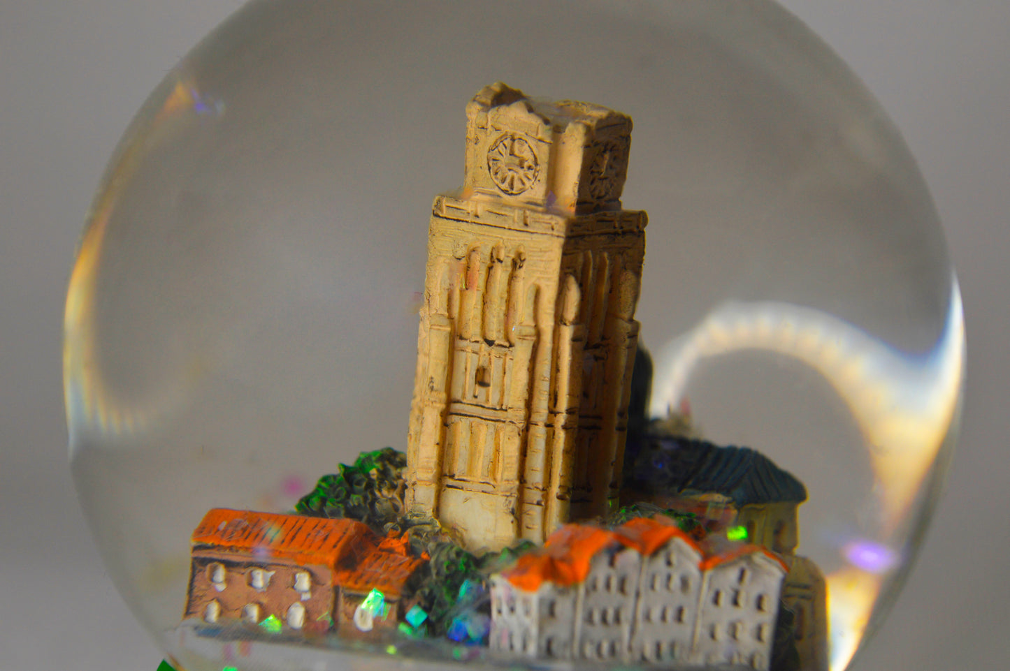 dordrecht souvenir grote kerk holland nederland tulpen sneeuwbol De leukste Dordrecht souvenirs voor een onvergetelijke herinnering! Dordrecht is een unieke sneeuwbol met een afbeelding van de historische stad Dordrecht. Deze sneeuwbol is een must-have voor iedereen die van Dordrecht houdt!