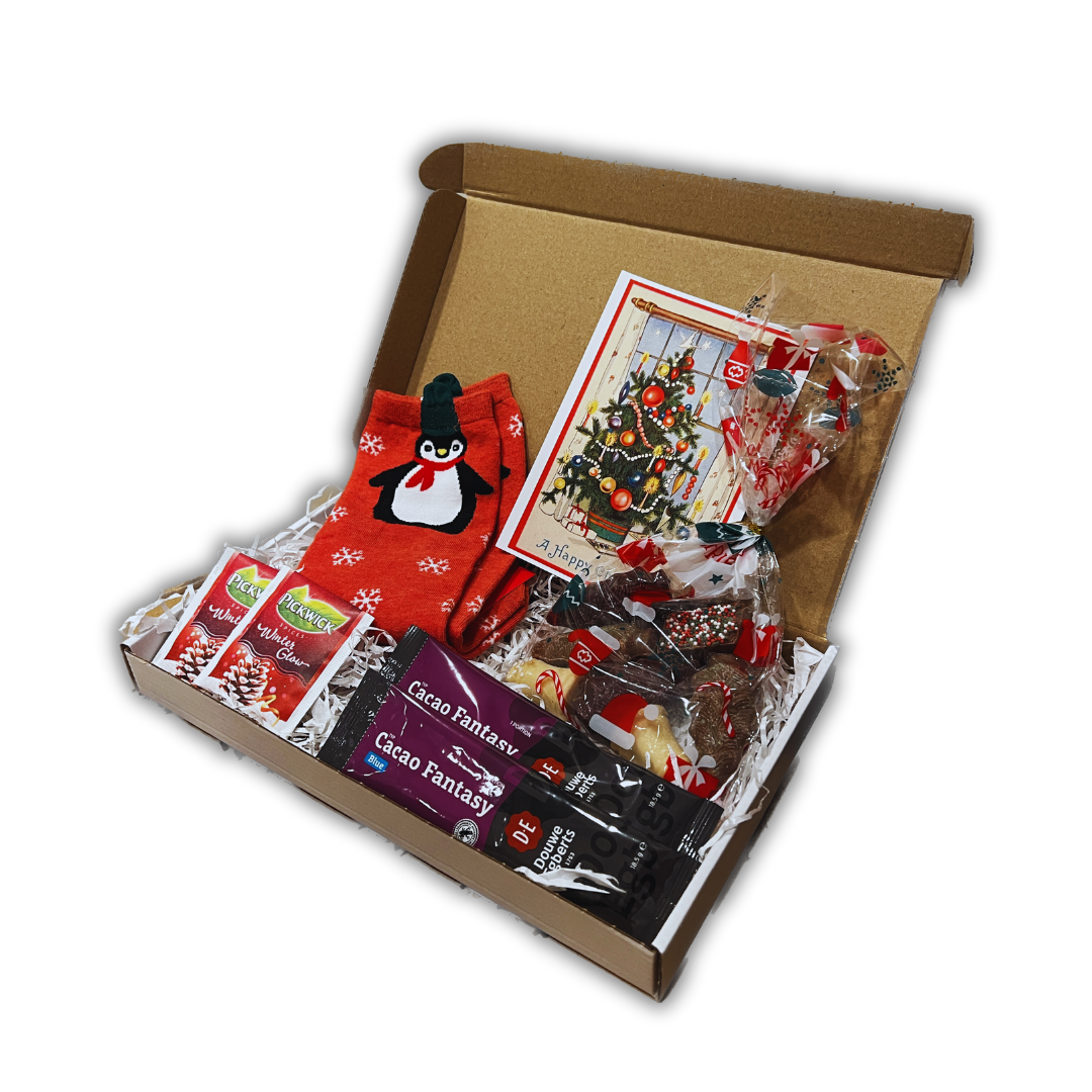 kerstpakket brievenbusdoos brievenbuscadeau brievenbus cadeau kado kerstsokken kerstman kerstkaarten kerstkaart kerstboom sneeuwpop rendier dansen verlichting chocolademelk zakje theezakje winter thee lipton luxe bonbons chocolade chocola chocolaatjes kerst 2022 feestdagen kerstperiode feestperiode zakelijk cadeau personeelscadeau partner goedkoop