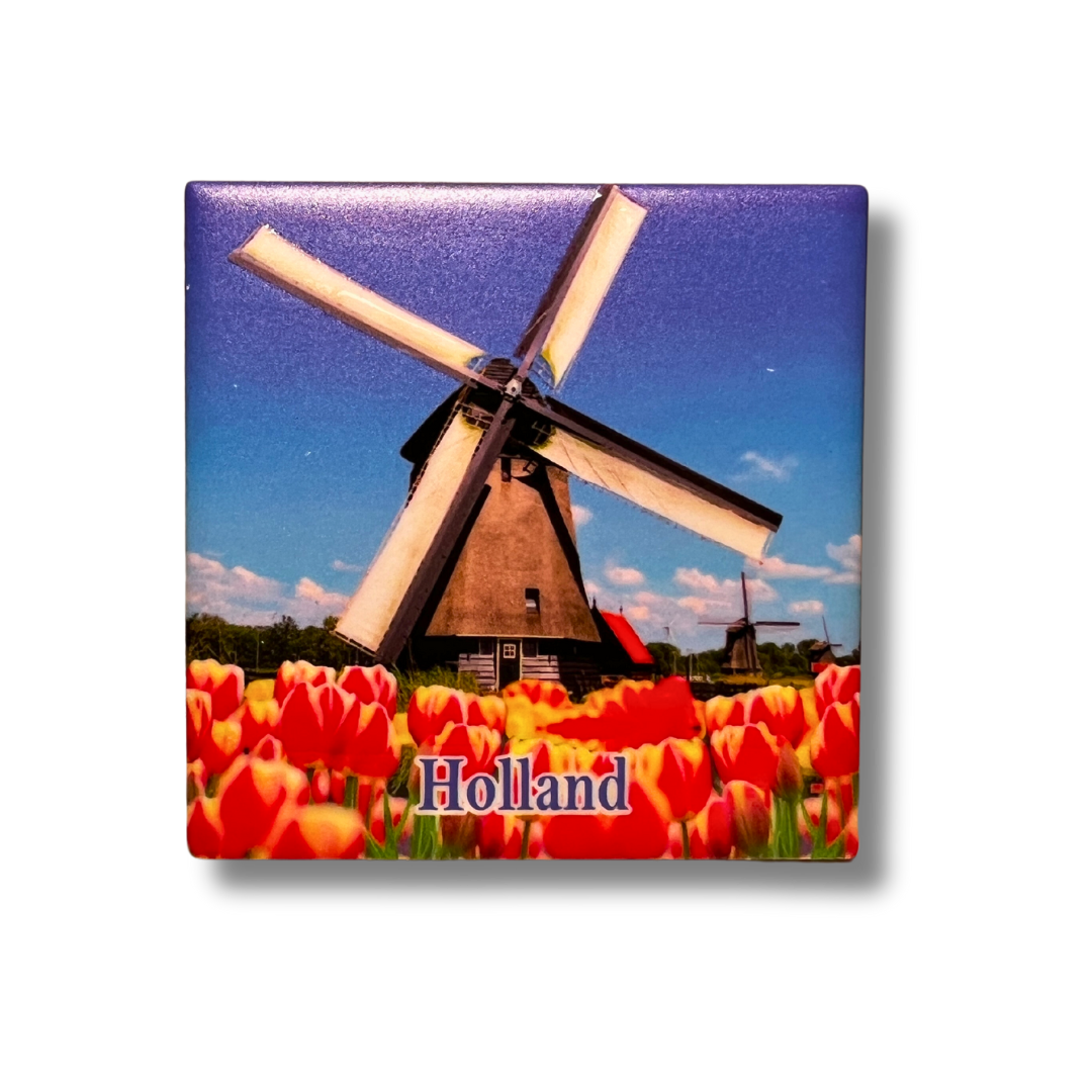 Dit is een super leuk en betaalbaar cadeau voor iedereen die van Holland houdt! Een schattige afbeelding van een Hollands landschap met een molen, op een sterk magneet. Het is echt een unieke en leuke aandenken aan Nederland.