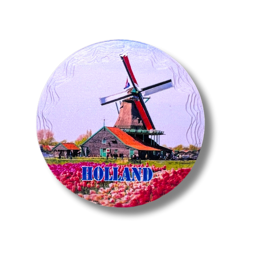Wat is er nou leuker dan een mooie herinnering aan je reis naar Nederland? Deze betaalbare en leuke magneten zijn perfect als cadeau of uitdeelcadeau. Deze magneet heeft een afbeelding van een tulpenveld en een molen in de achtergrond. Om het af te maken staat er “Holland” geschreven. Een perfecte manier om je vrienden en familie te laten weten dat je aan hen denkt!