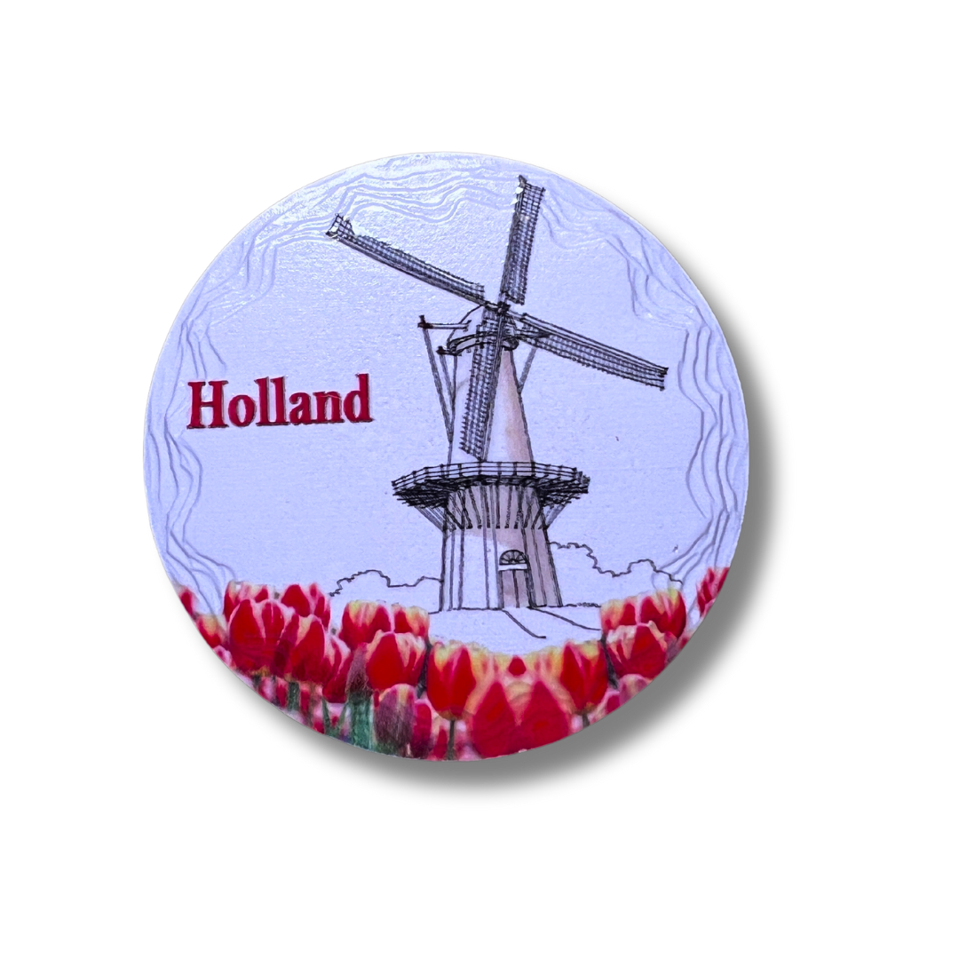 Wat is er nou leuker dan een mooie herinnering aan je reis naar Nederland? Deze betaalbare en leuke magneten zijn perfect als cadeau of uitdeelcadeau. Deze magneet heeft een afbeelding van een tulpenveld en een molen in de achtergrond. Om het af te maken staat “Holland” geschreven. Een perfecte manier om je vrienden en familie te laten weten dat je aan hen denkt!\