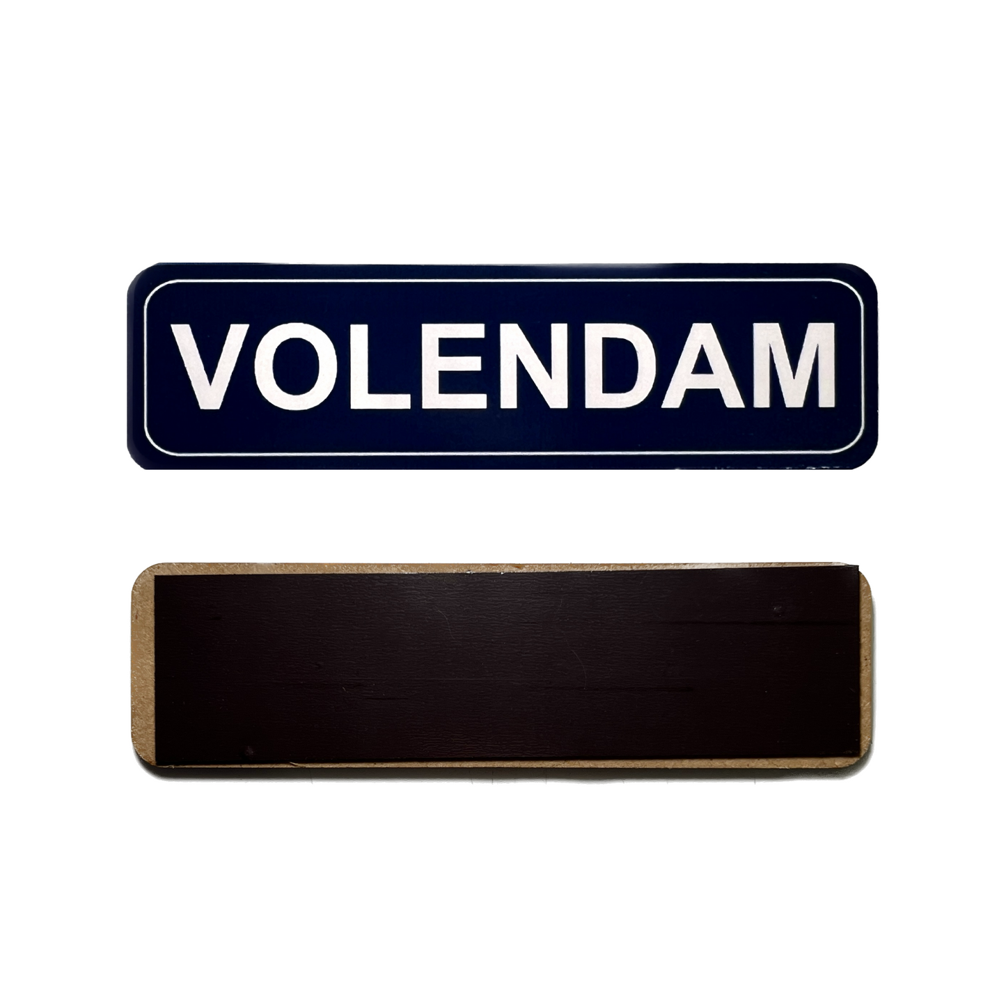 Deze coole Volendam Naambordje koelkastmagneet is ideaal als uniek cadeau of om te gebruiken als een praktische herinnering aan je vakantie in Holland! Het naambordje is gemaakt van stevig karton en heeft een magnetische achterkant.