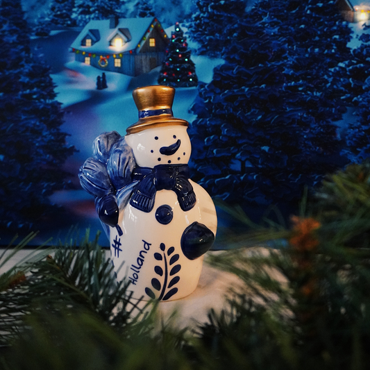 sneeuwpop met holland tekst erop en tulpen in zijn hand handschoenen aan gouden muts van porselein gemaakt breekbaar goed kerstcadeau kerst 2022 delfts blauw kerstmis