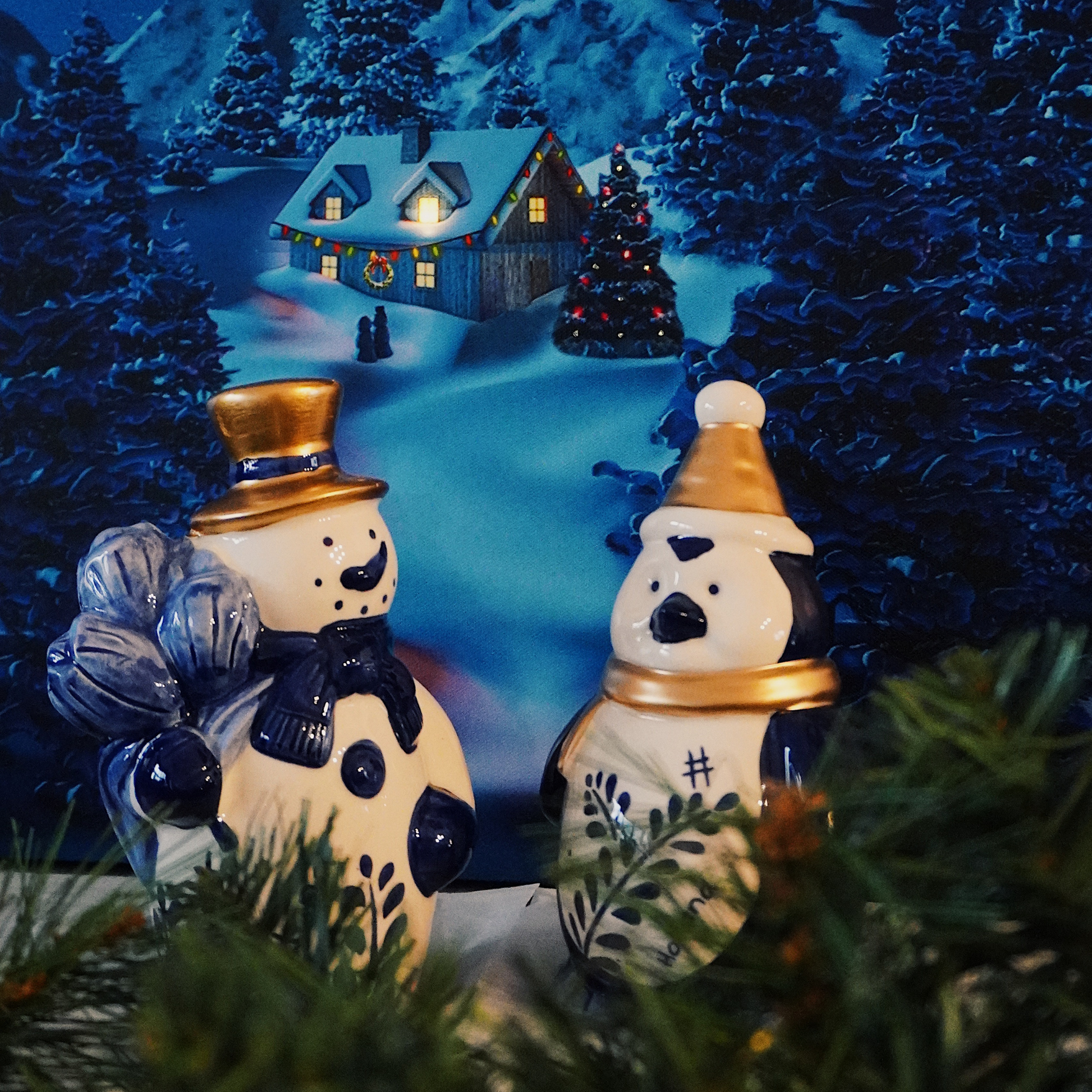 sneeuwpop met holland tekst erop en tulpen in zijn hand handschoenen aan gouden muts van porselein gemaakt breekbaar goed kerstcadeau kerst 2022 delfts blauw kerstmis met keramiek pinguin met goud muts en sjaal