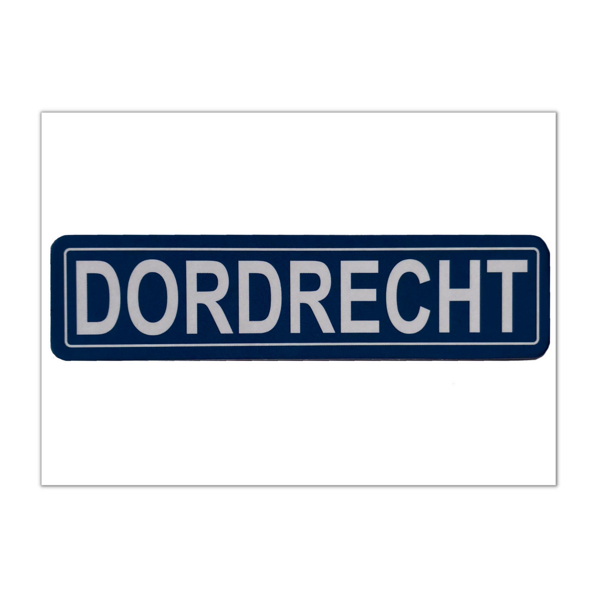 Dordrecht is een historische binnenstad in Nederland, gelegen aan de rivier de Maas. De stad kent een rijke geschiedenis en heeft vele bezienswaardigheden, zoals het Dordrechts Museum, het Groothoofdspoort en het Hof van Nederland. Dordrecht is ook bekend om de haven waar vele toeristen elk jaar naartoe komen. Als je op zoek bent naar een uniek cadeau of souvenir uit Dordrecht, dan is deze ansichtkaart een perfecte keuze. De kaart is goedkoop en eenvoudig te bestellen.