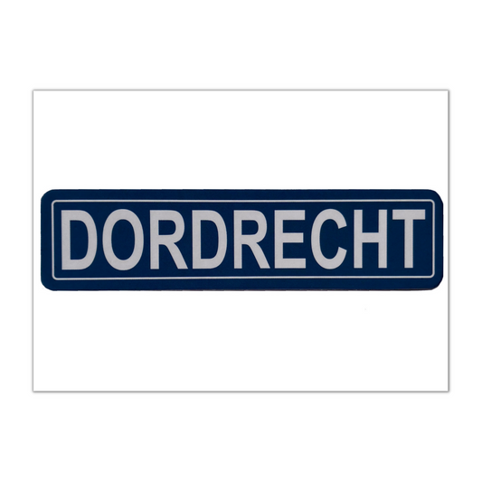 Dordrecht is een historische binnenstad in Nederland, gelegen aan de rivier de Maas. De stad kent een rijke geschiedenis en heeft vele bezienswaardigheden, zoals het Dordrechts Museum, het Groothoofdspoort en het Hof van Nederland. Dordrecht is ook bekend om de haven waar vele toeristen elk jaar naartoe komen. Als je op zoek bent naar een uniek cadeau of souvenir uit Dordrecht, dan is deze ansichtkaart een perfecte keuze. De kaart is goedkoop en eenvoudig te bestellen.