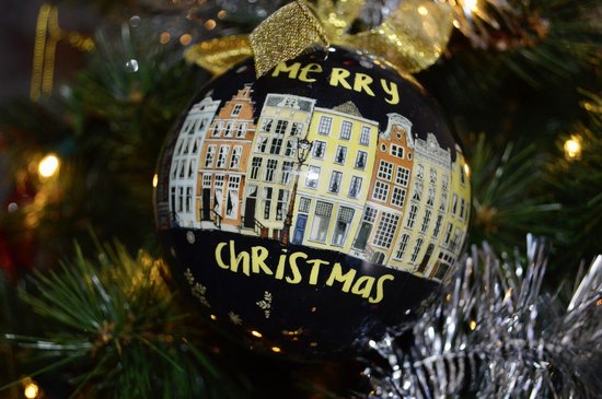 Trek je kerstboom uit de kast en versier je kerstboom met alleen de mooiste kerstballen. Deze zwarte bal past perfect in combinatie met andere kleuren. Een erg mooie bal met "Amsterdam Holland" erop geprint. Rondom de hele kerstbal zijn de iconische Amsterdamse grachten te vinden. En als kers op de taart staat "Merry Christmas" ook op de bal geschreven.