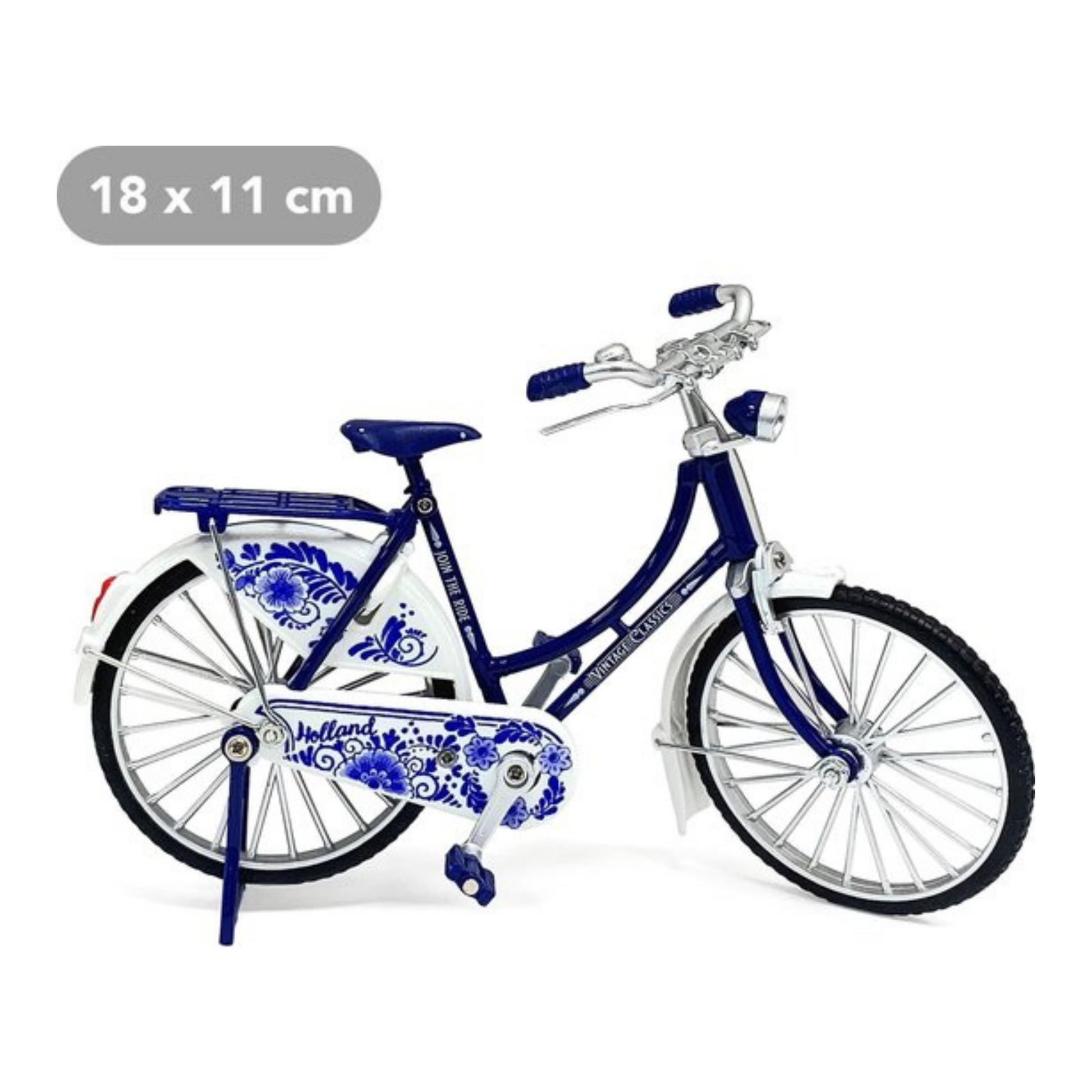 delfts blauw fiets holland bloemen souvenir oma fiets miniatuur Deze mini oma fiets is een origineel en leuk souvenir-idee voor de Holland-liefhebber! Het is een origineel cadeau voor iemand die graag fietst, of voor iemand die van Nederland houdt. Dit kleine fietsje is een leuk aandenken aan je tijd in ons mooie land.