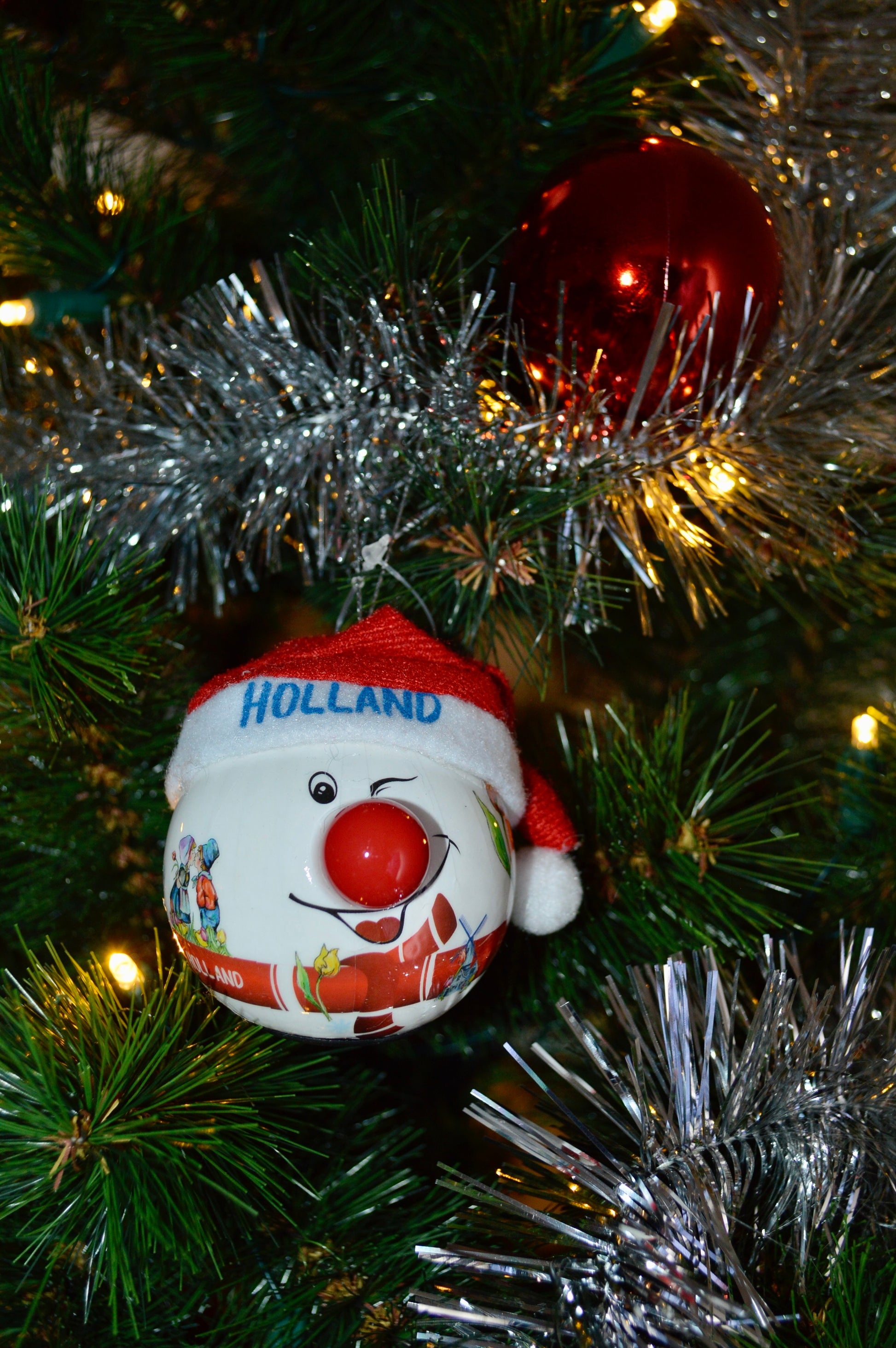 hollandse kerstballen met rode kerstmuts lichtgevend rood lampje als neus knipoog molen tulpen hollands kussend paar schattig kerst ornament kerstversiering kerstmis cadeau idee