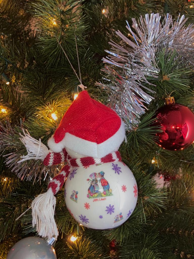 sneeuwpop met rode neus rood sjaal schattig holland kussend paar lief kerst ornament kerstbal lichtgevende neus lampje holland nederland souvenirs